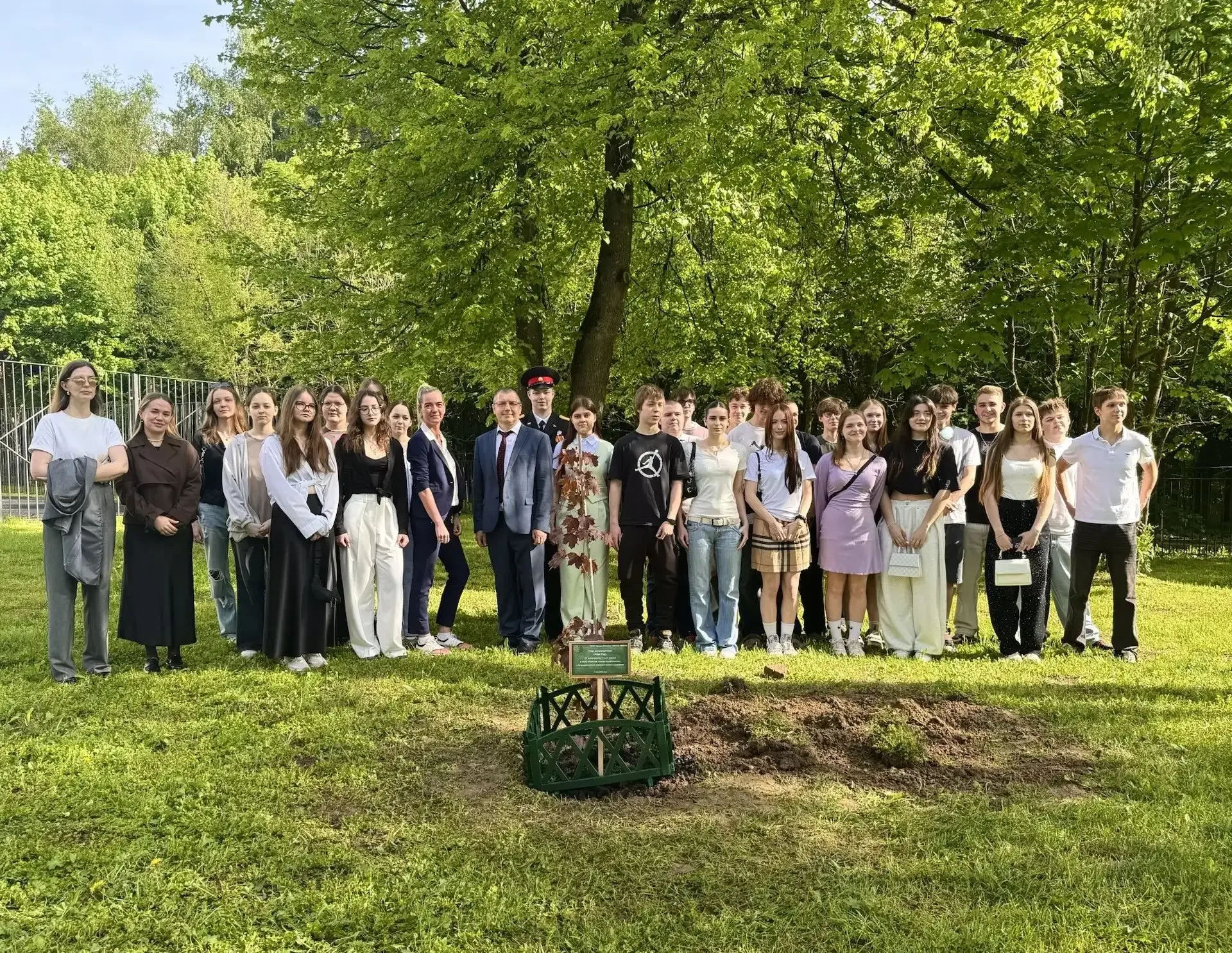 🌳В нашей школе зародилась новая добрая традиция — «Аллея выпускников»  Сегодня ученики 11 класса вме