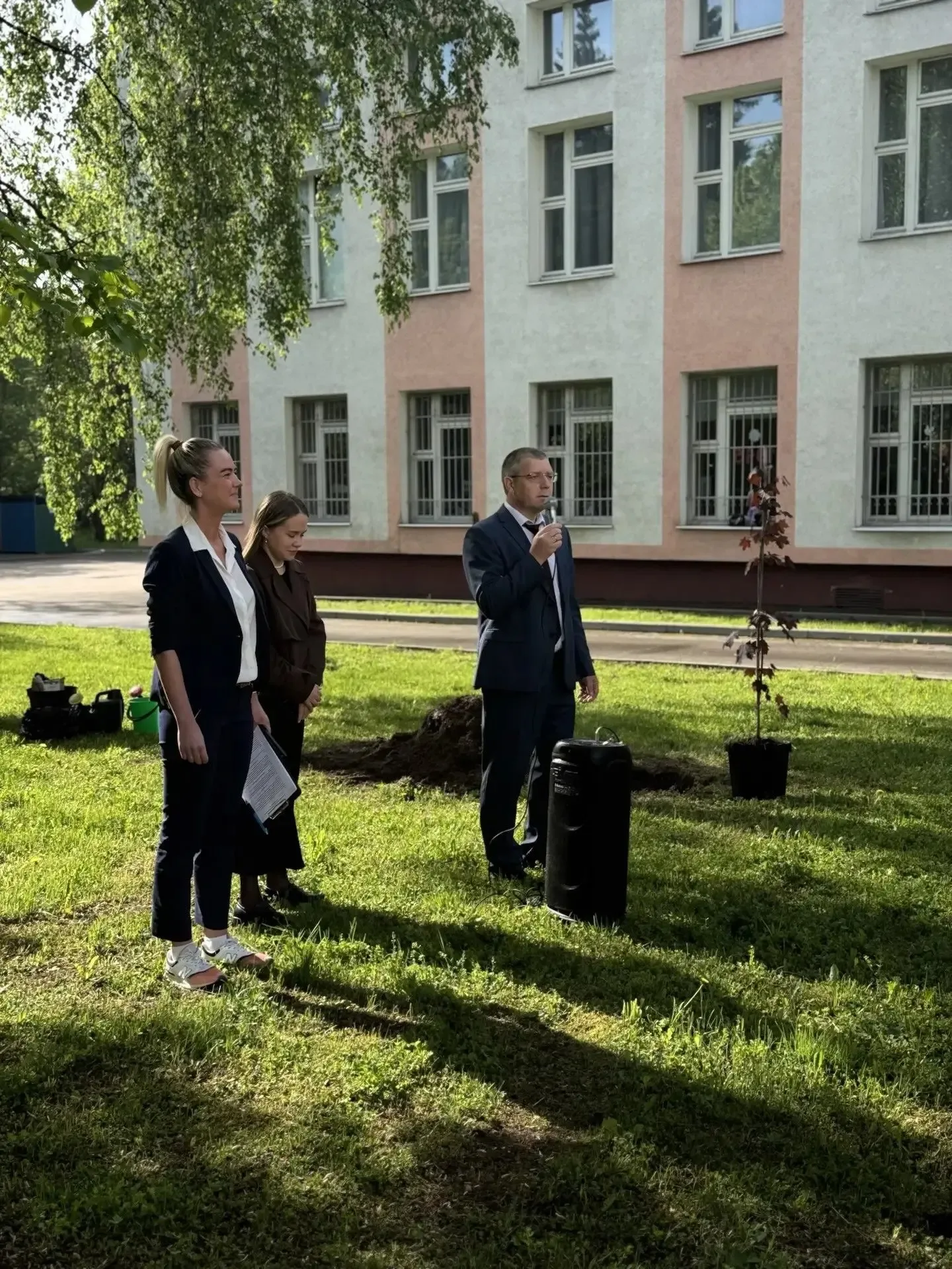 🌳В нашей школе зародилась новая добрая традиция — «Аллея выпускников»  Сегодня ученики 11 класса вме