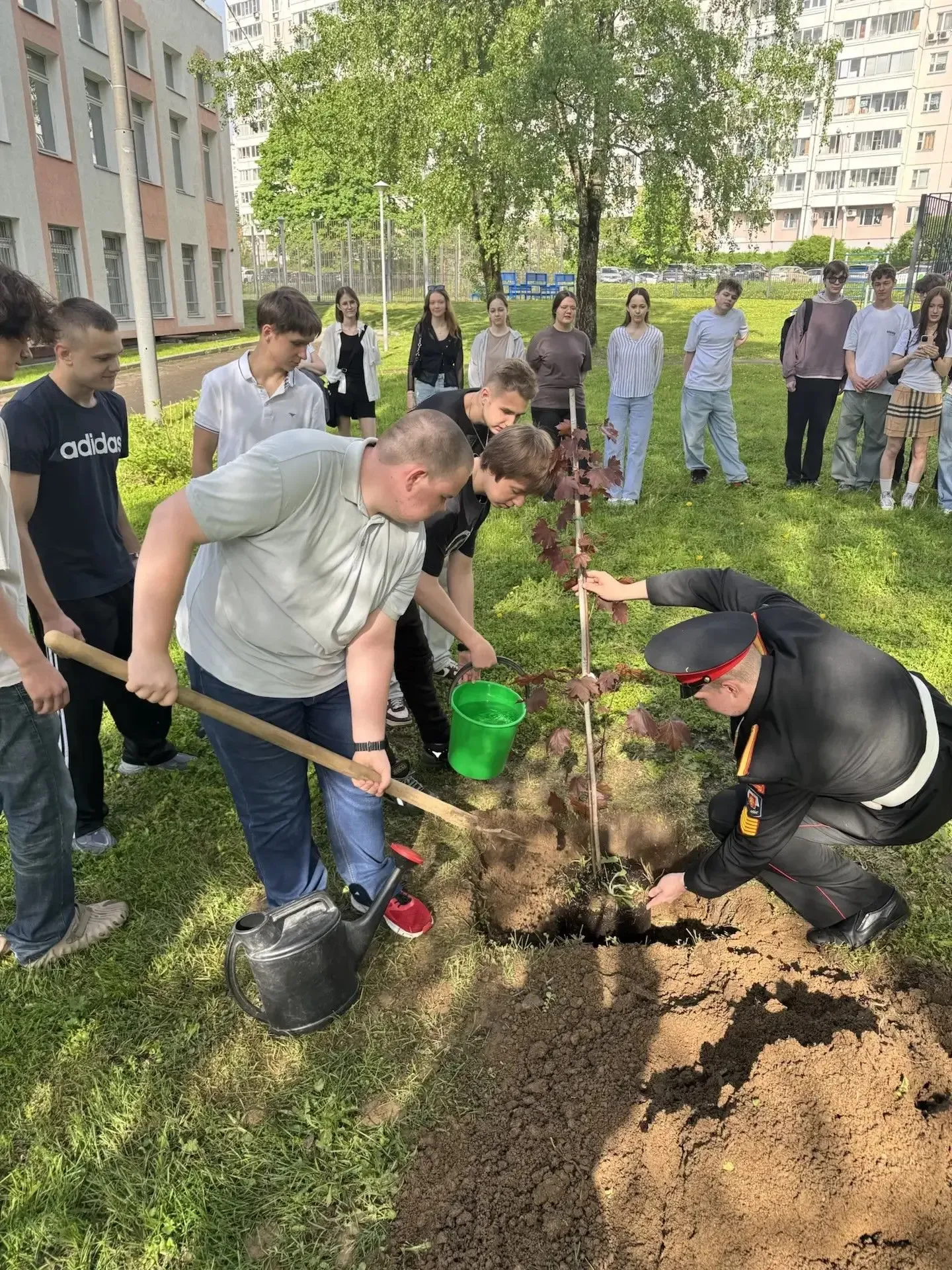 🌳В нашей школе зародилась новая добрая традиция — «Аллея выпускников»  Сегодня ученики 11 класса вме