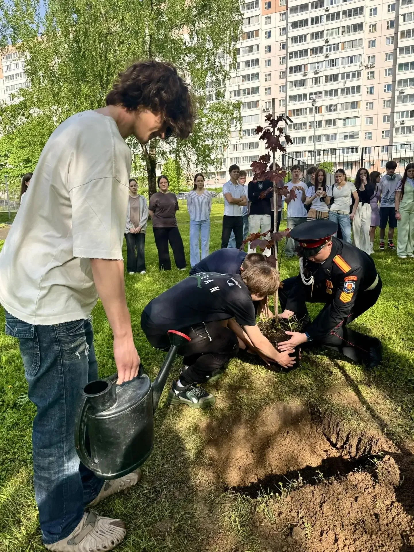 🌳В нашей школе зародилась новая добрая традиция — «Аллея выпускников»  Сегодня ученики 11 класса вме