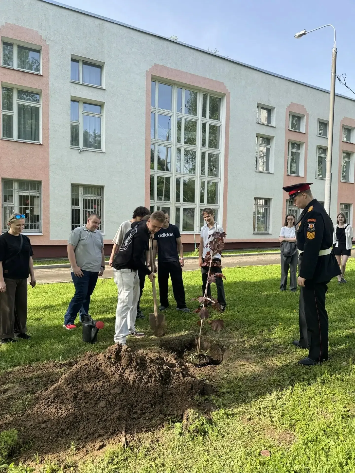 🌳В нашей школе зародилась новая добрая традиция — «Аллея выпускников»  Сегодня ученики 11 класса вме