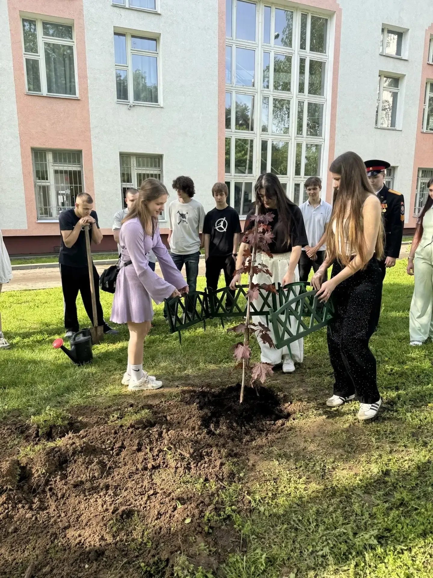 🌳В нашей школе зародилась новая добрая традиция — «Аллея выпускников»  Сегодня ученики 11 класса вме