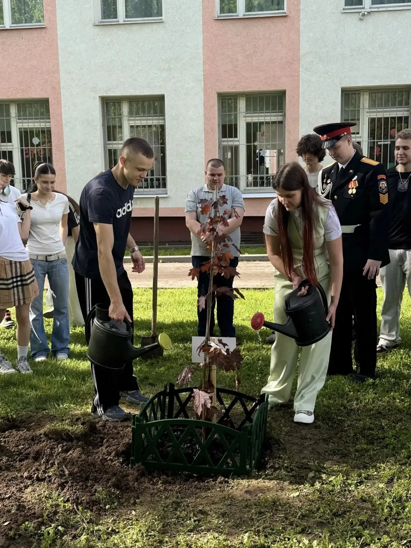 🌳В нашей школе зародилась новая добрая традиция — «Аллея выпускников»  Сегодня ученики 11 класса вме