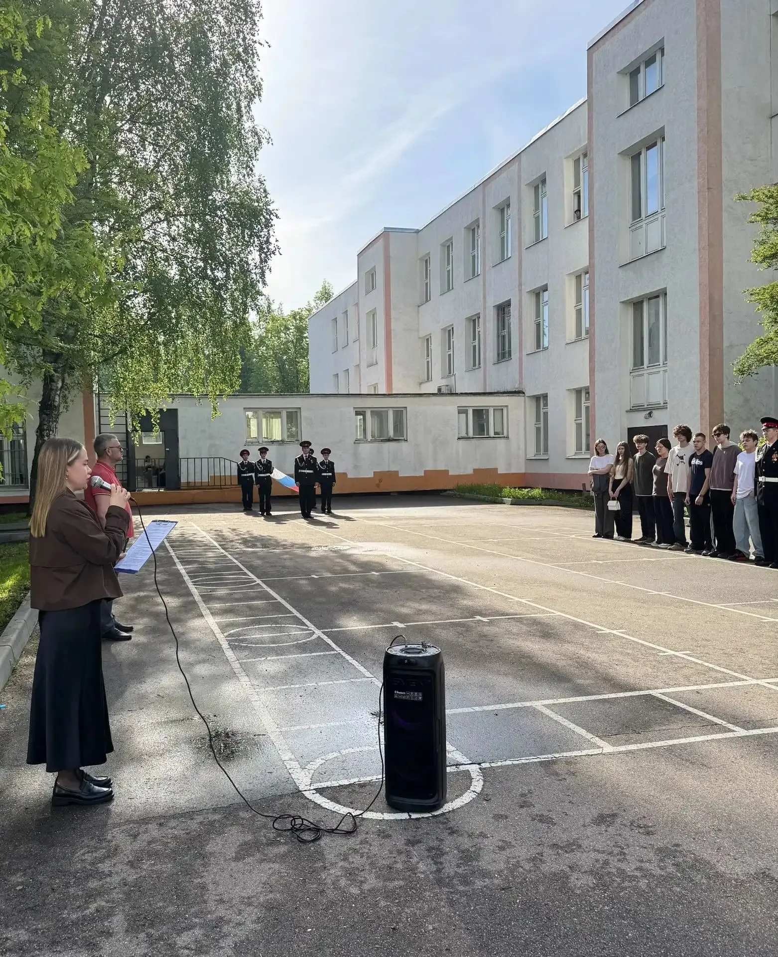 Утро понедельника в нашей школе началось с традиционной церемонии поднятия Государственного флага Ро