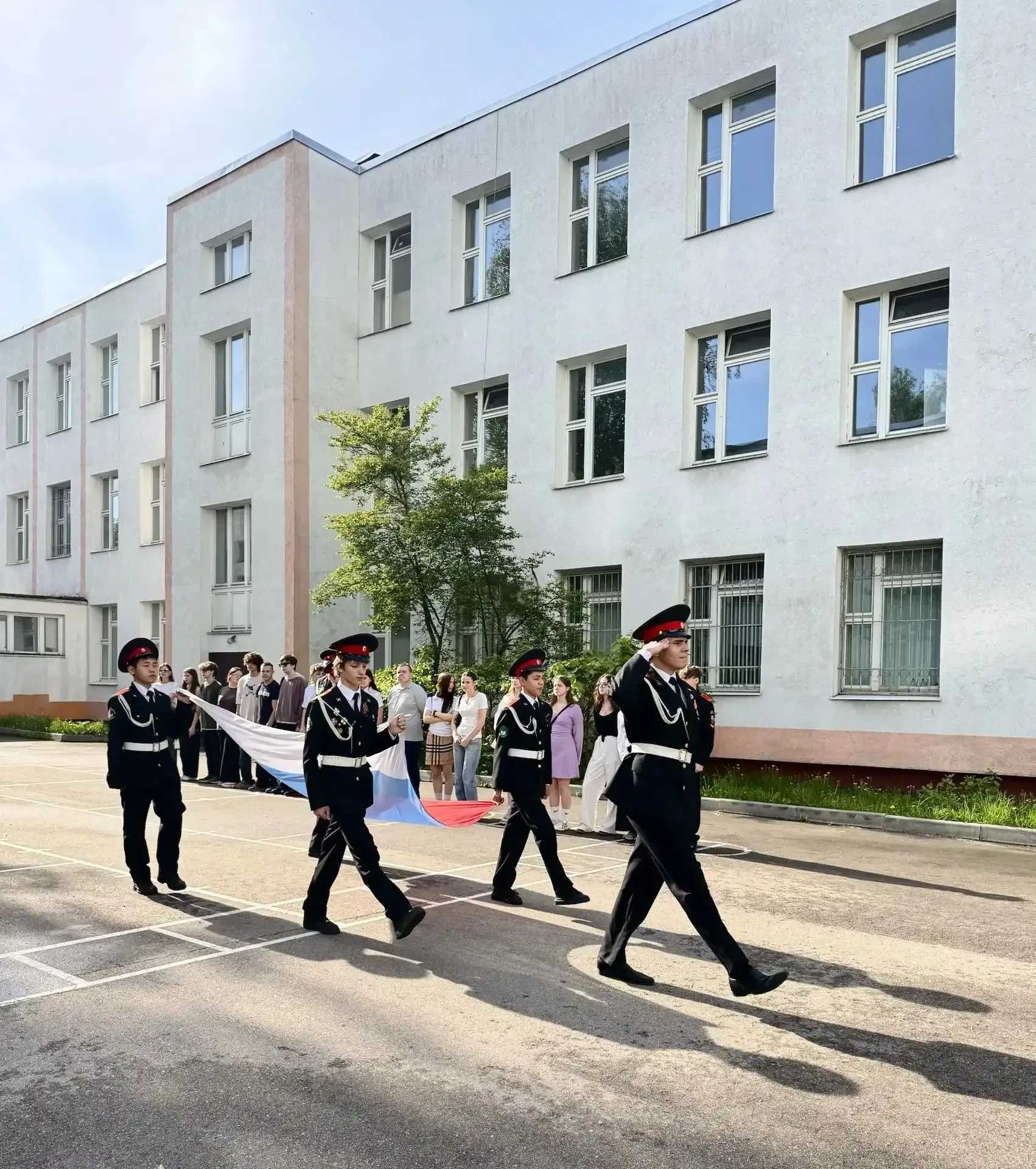 Утро понедельника в нашей школе началось с традиционной церемонии поднятия Государственного флага Ро