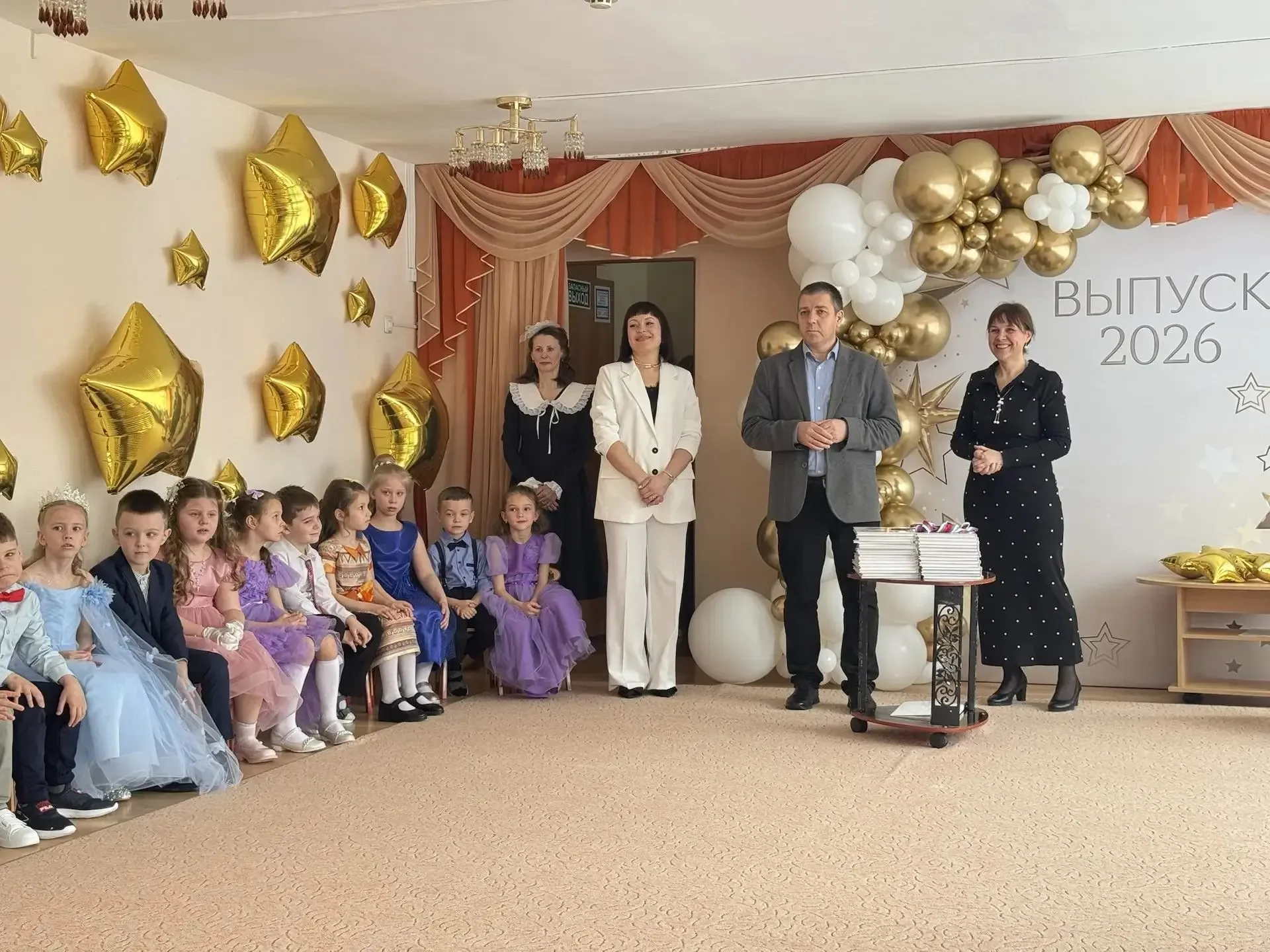 ⭐️Наши маленькие выпускники!  Красивые наряды, улыбки, песни, танцы и море эмоций — этот день стал п