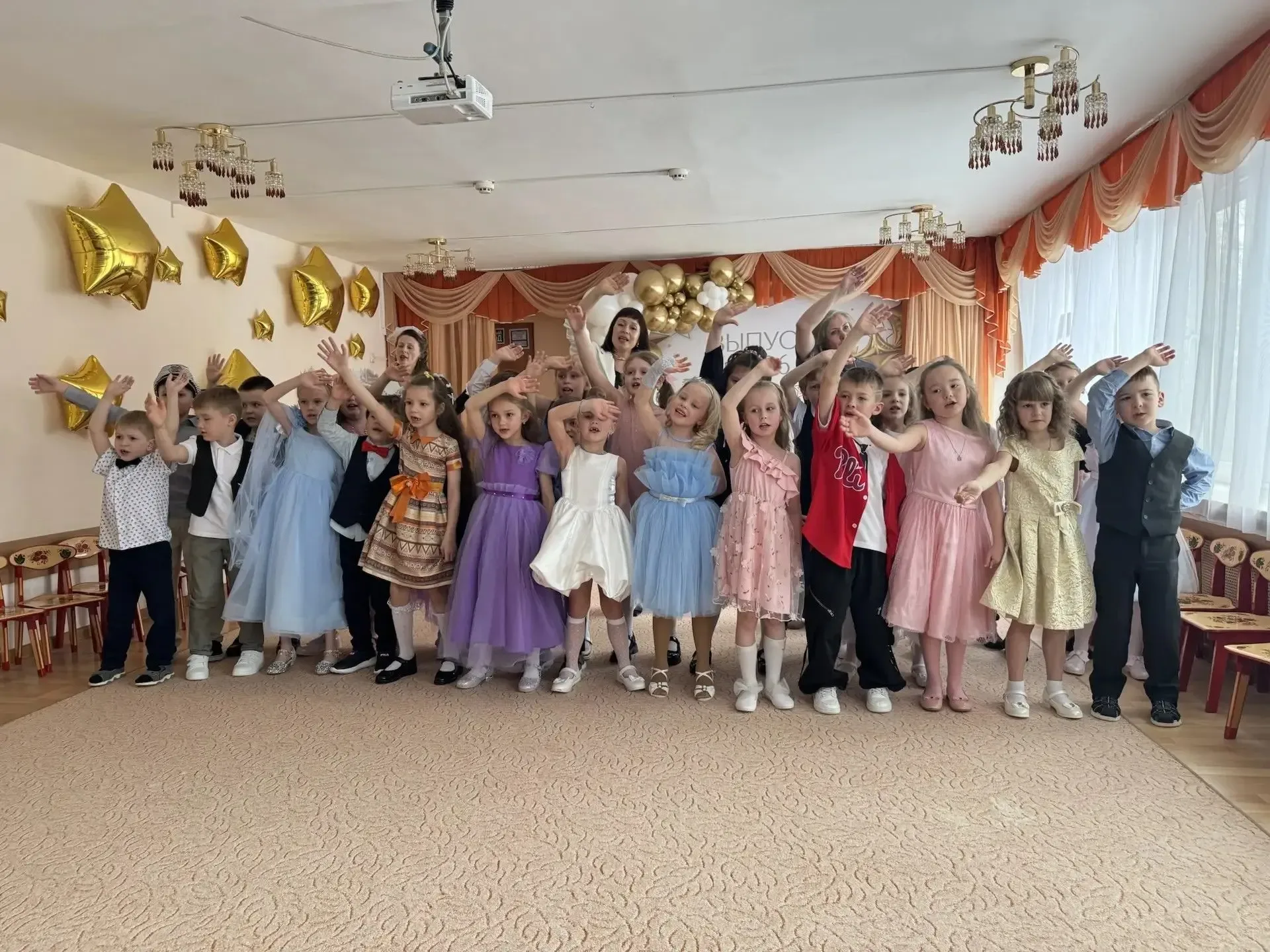 ⭐️Наши маленькие выпускники!  Красивые наряды, улыбки, песни, танцы и море эмоций — этот день стал п