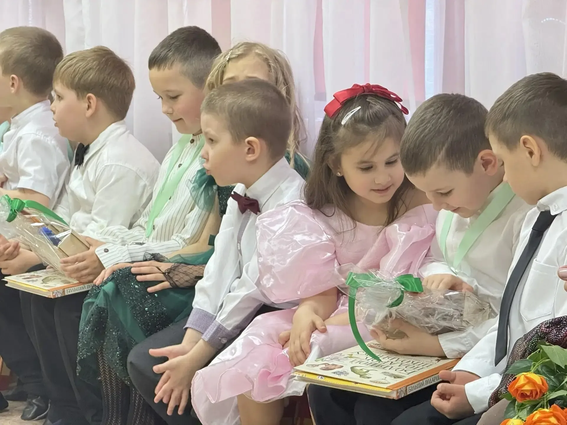 ⭐️Наши маленькие выпускники!  Красивые наряды, улыбки, песни, танцы и море эмоций — этот день стал п