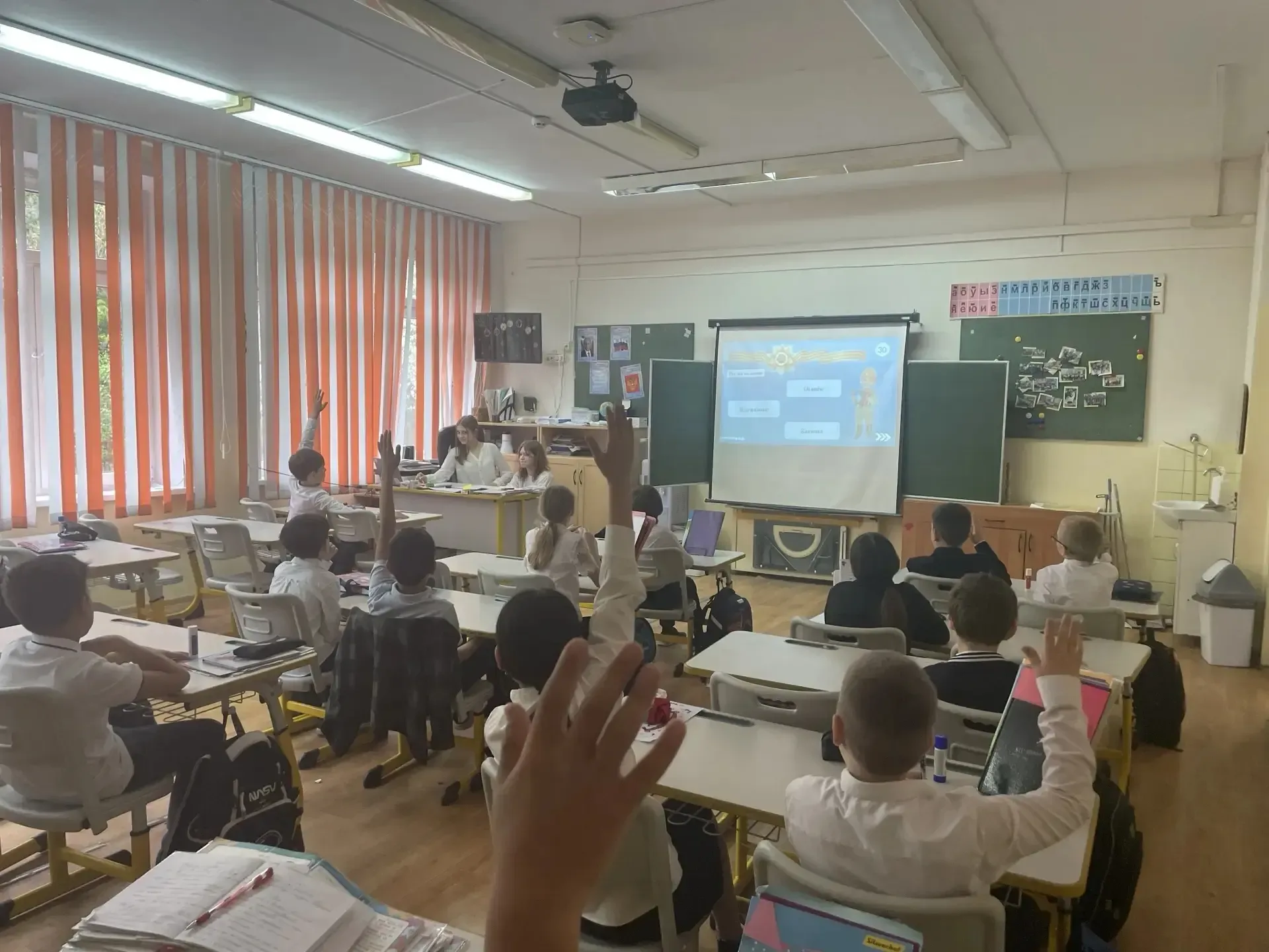 С Днём Победы! 🇷🇺 В преддверии знаменательного дня инициативные ребята нашей школы провели для младш
