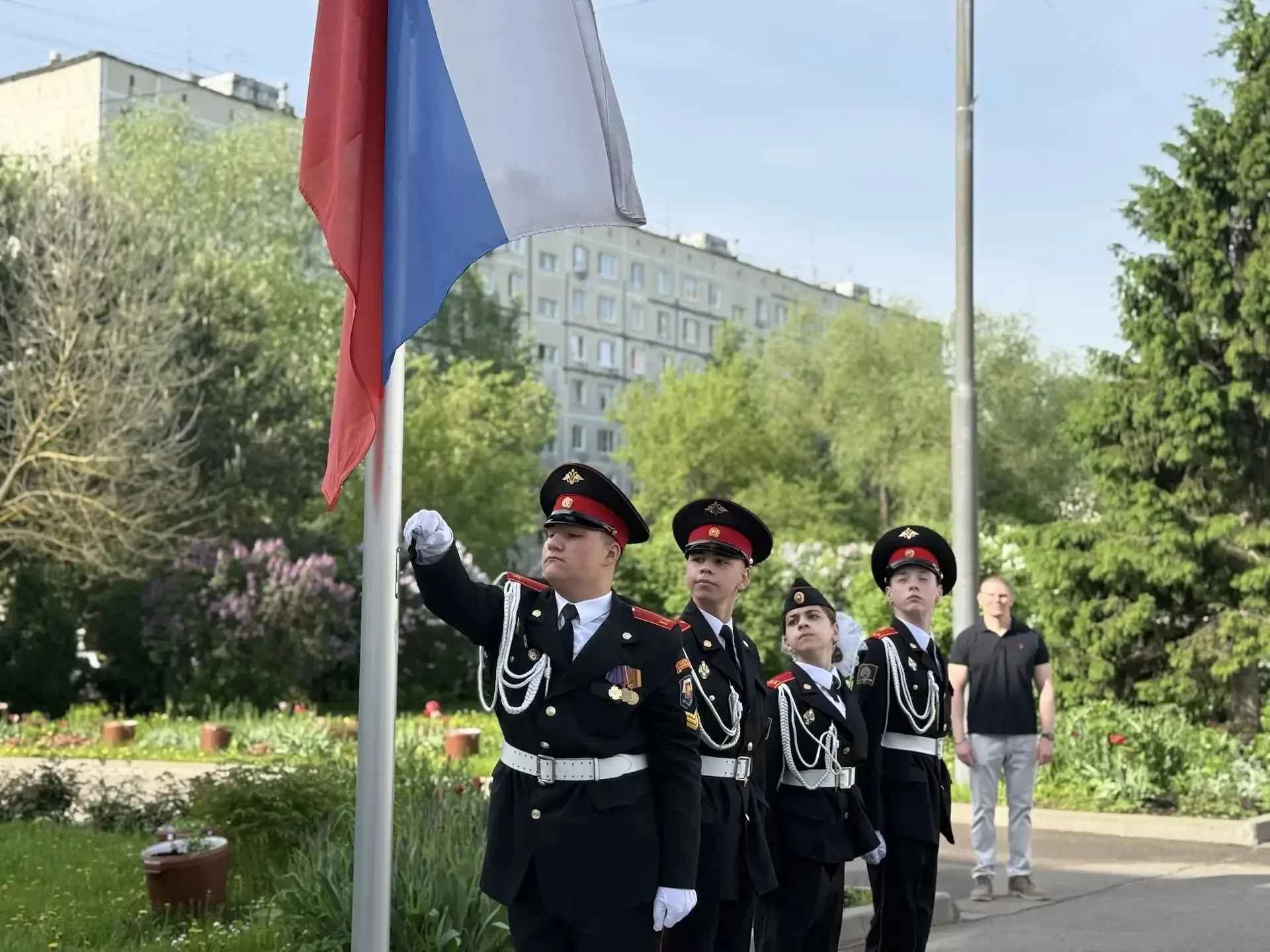 📢 Церемония поднятия флага и «разговоры о важном»  Сегодня мы вновь торжественно открыли новую недел