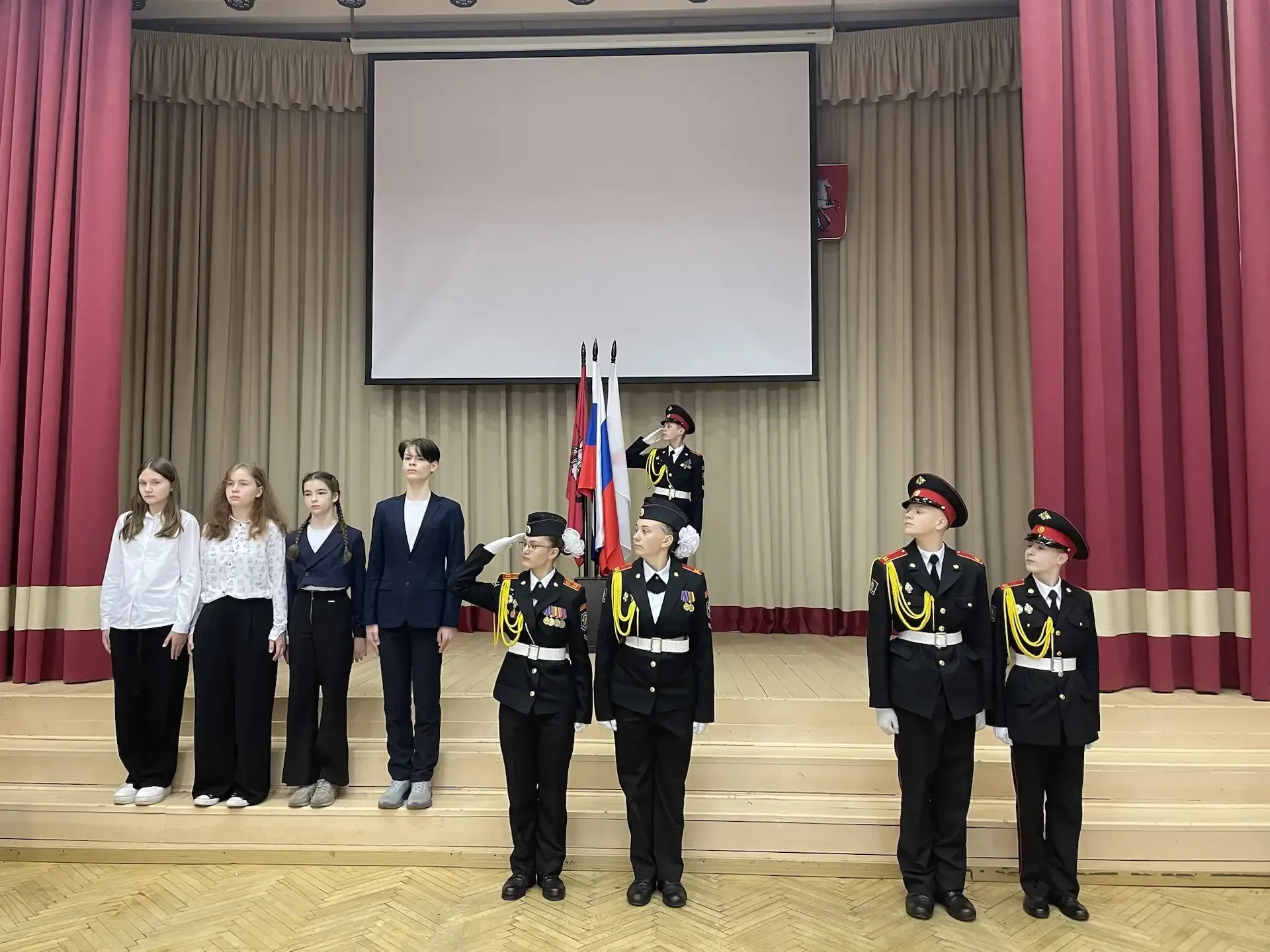 Церемония поднятия флага  Сегодня мы встречаем талантливых ребят из знаменной группы 6 класса и наши