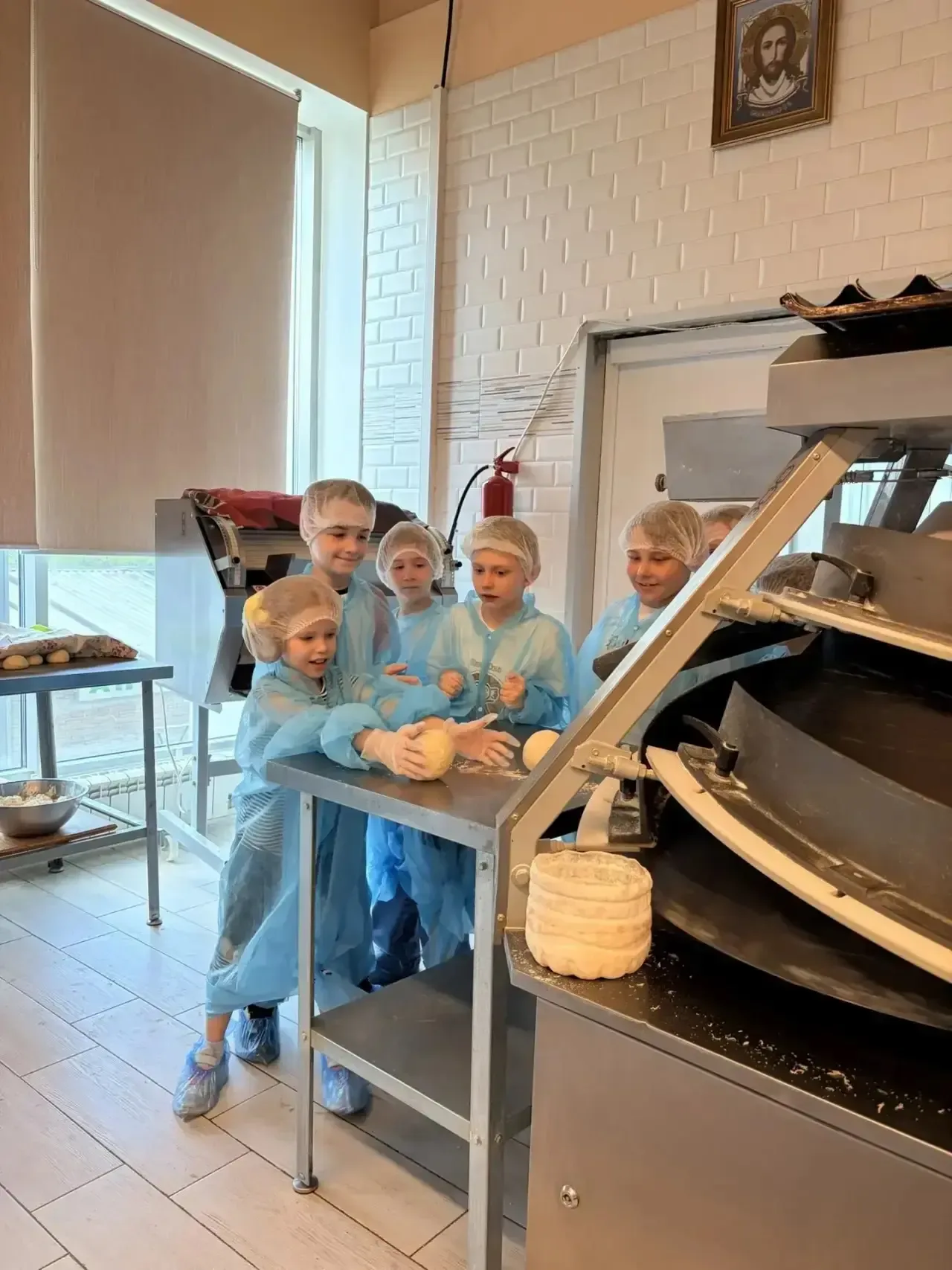 Все о производстве хлеба теперь знают наши первоклассники! 🥖  На примере приготовления батона ребята