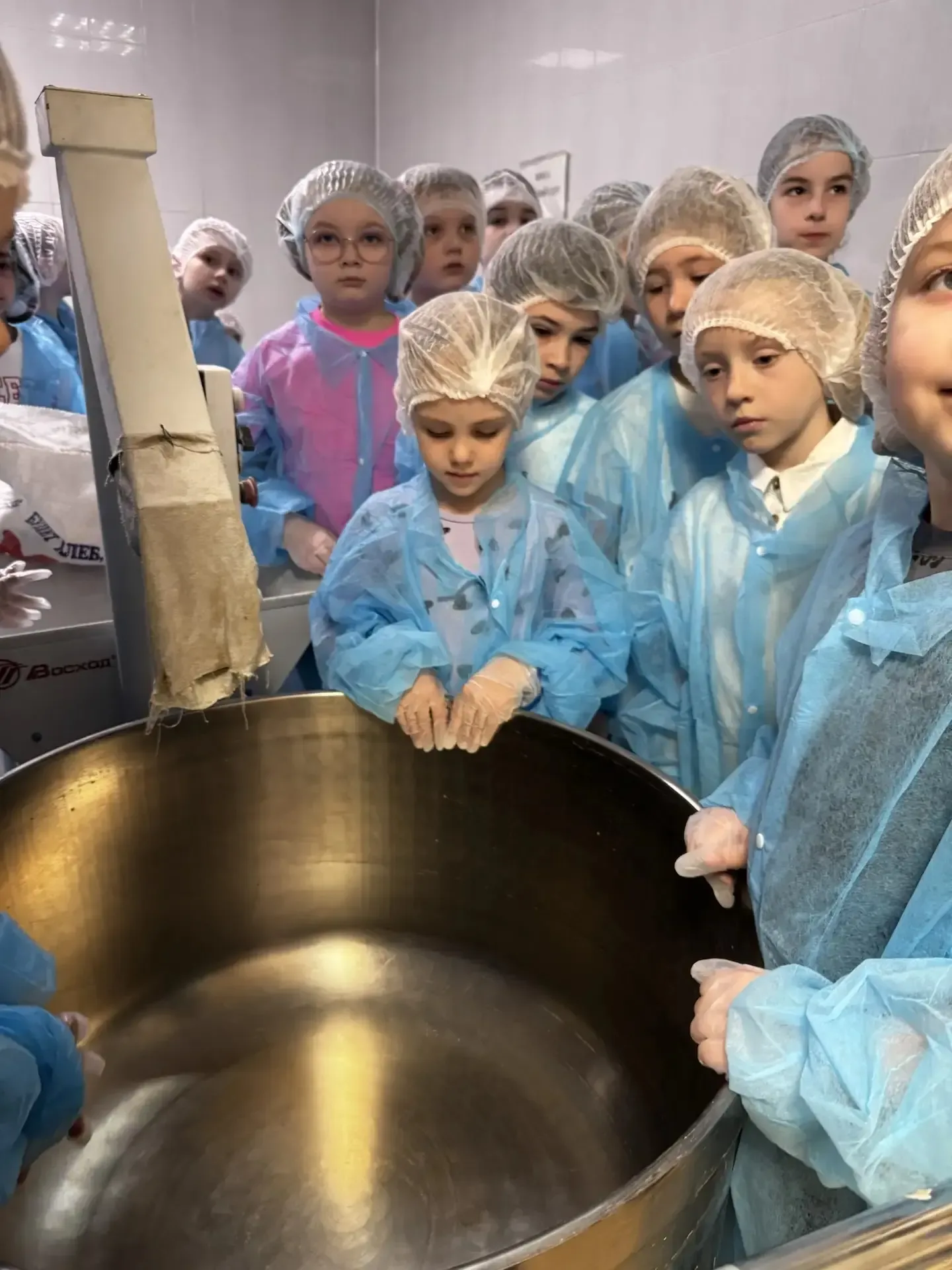 Все о производстве хлеба теперь знают наши первоклассники! 🥖  На примере приготовления батона ребята