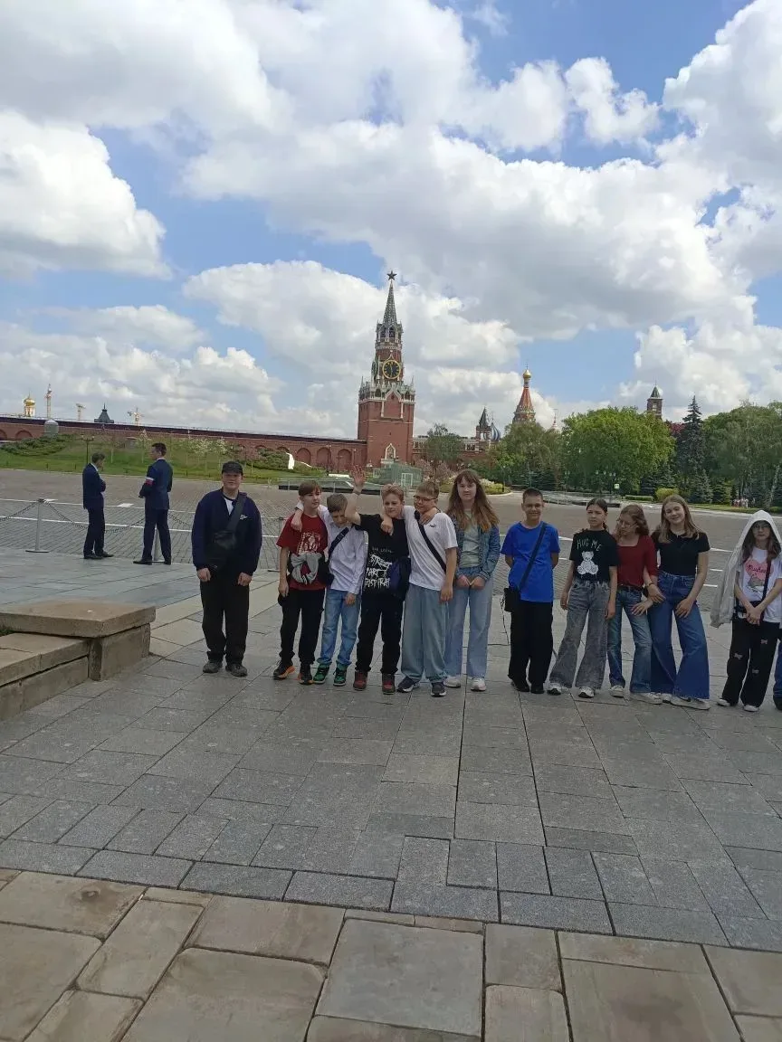 Путешествие в историю России 🇷🇺✨  16 мая учащиеся 6 «О» и 7 «О» вместе с классными руководителями по