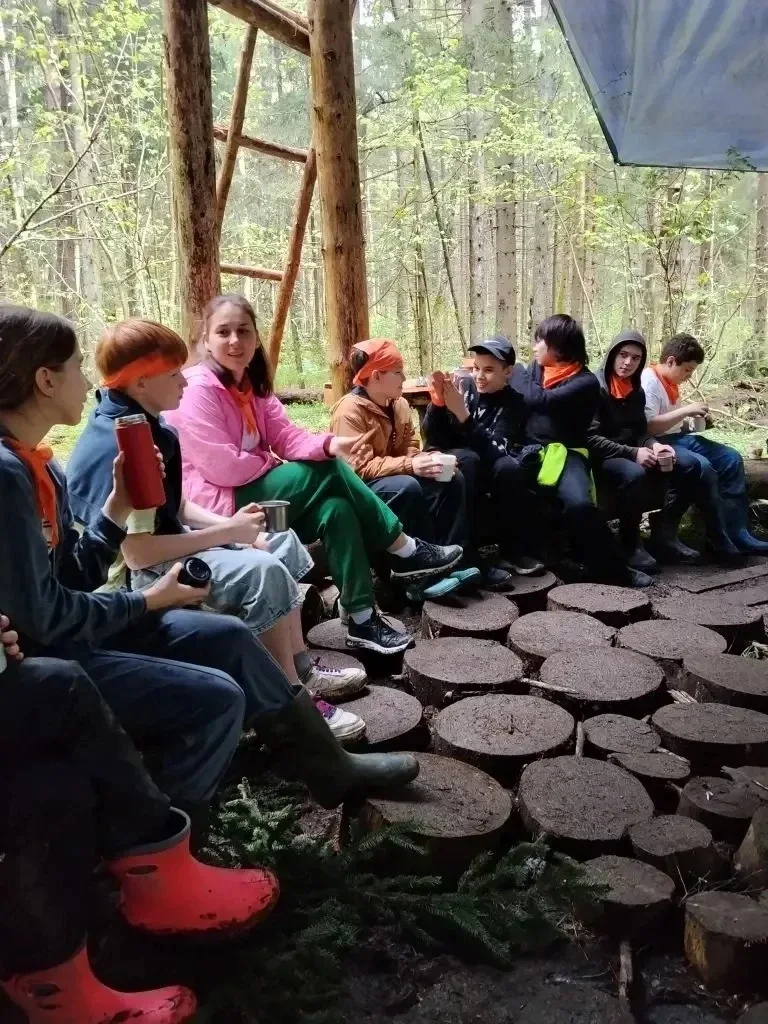 🎒 Ребята 6 «А» класса совершили поход на базу Юнитов «Дети любят»!  🔥 Настоящие походные навыки: ори