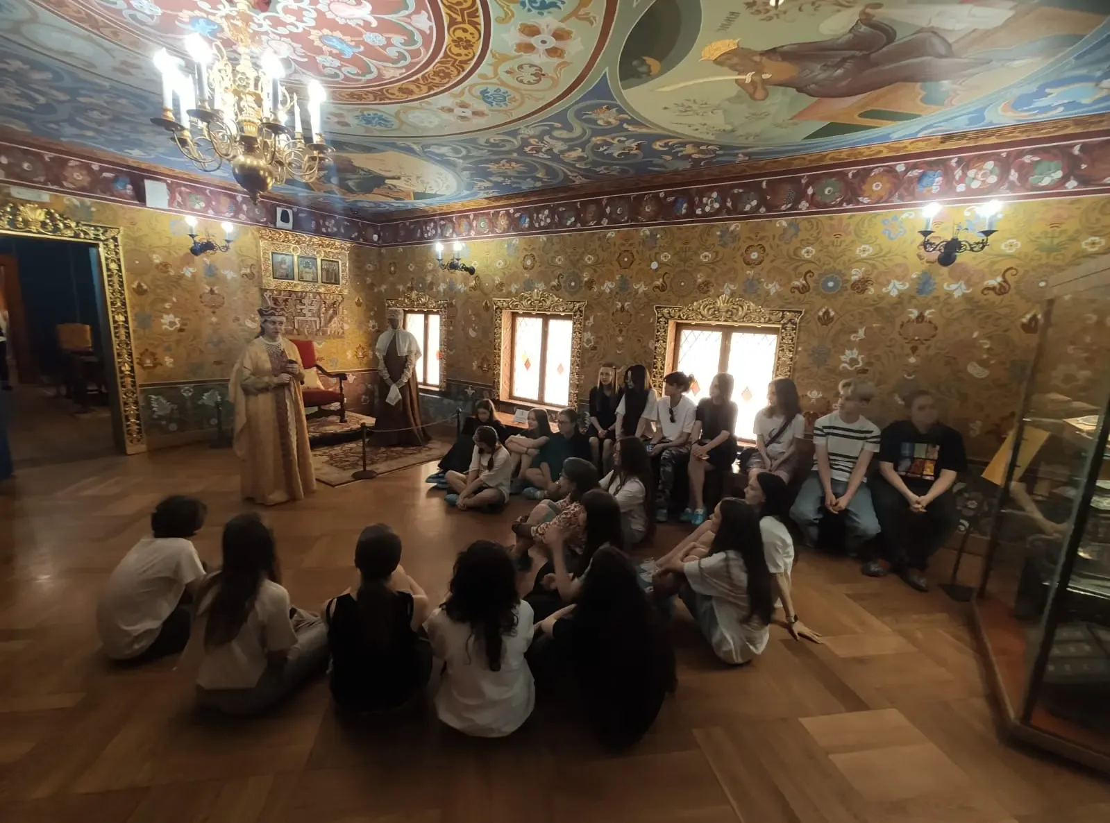 👑 Путешествие в прошлое: 9 «Л» класс в гостях у царя  🤩Ученики 9 «Л» класса вместе с классным руково