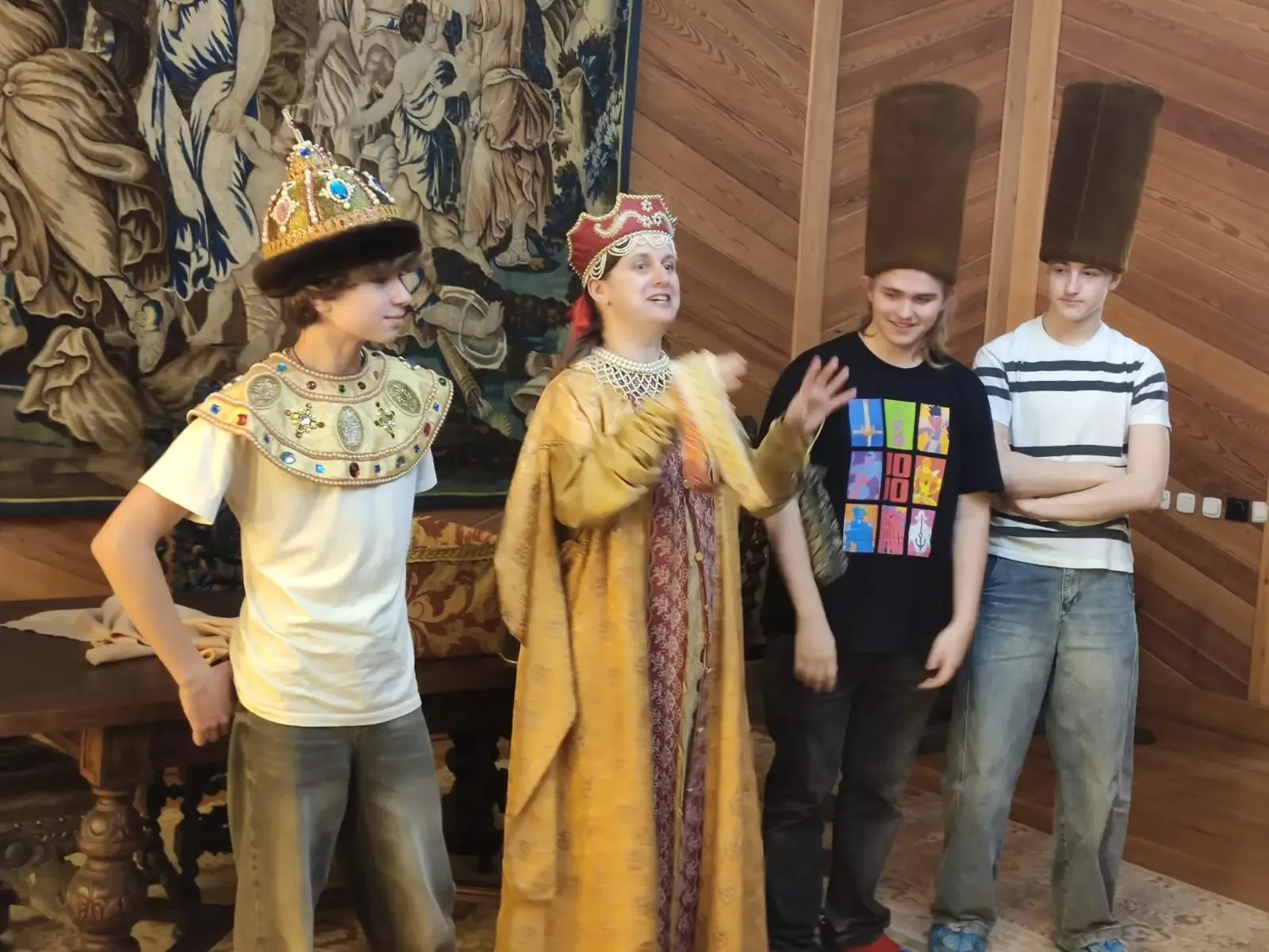 👑 Путешествие в прошлое: 9 «Л» класс в гостях у царя  🤩Ученики 9 «Л» класса вместе с классным руково