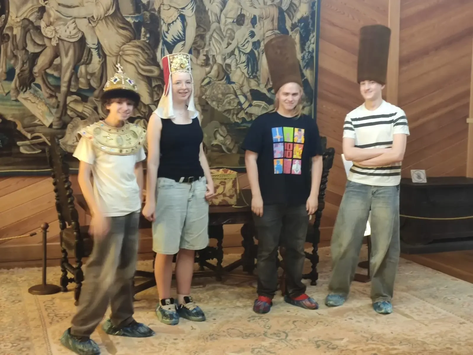 👑 Путешествие в прошлое: 9 «Л» класс в гостях у царя  🤩Ученики 9 «Л» класса вместе с классным руково