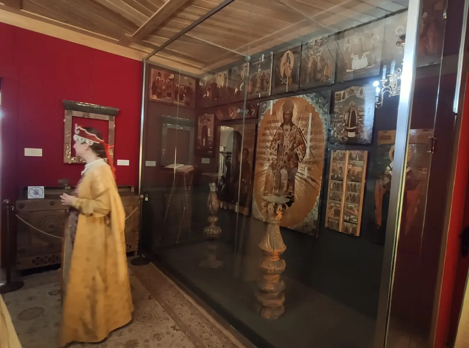 👑 Путешествие в прошлое: 9 «Л» класс в гостях у царя  🤩Ученики 9 «Л» класса вместе с классным руково