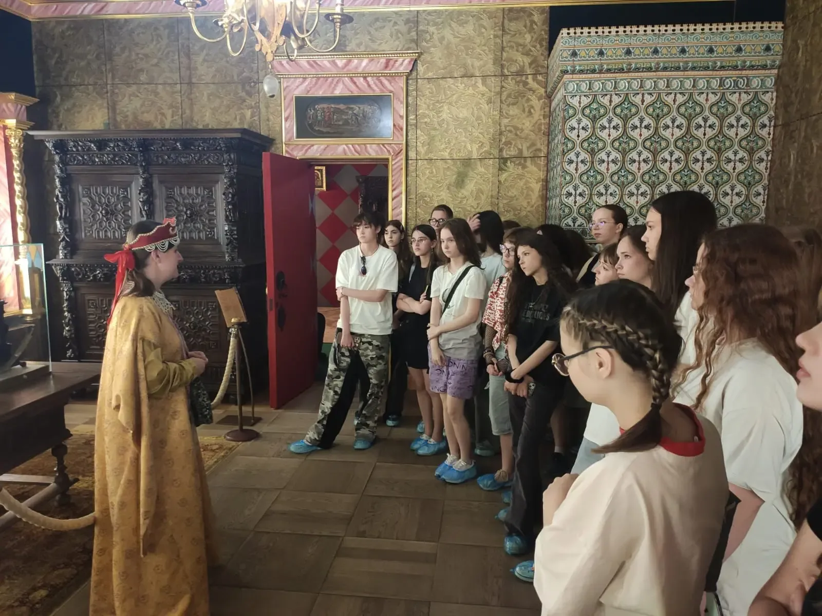 👑 Путешествие в прошлое: 9 «Л» класс в гостях у царя  🤩Ученики 9 «Л» класса вместе с классным руково