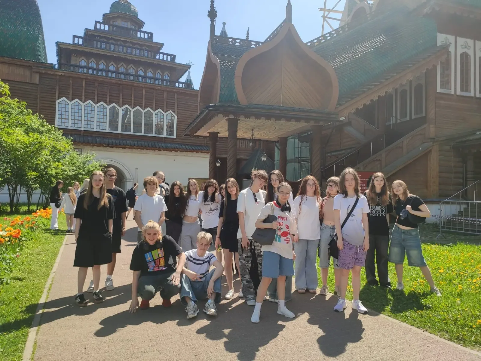 👑 Путешествие в прошлое: 9 «Л» класс в гостях у царя  🤩Ученики 9 «Л» класса вместе с классным руково