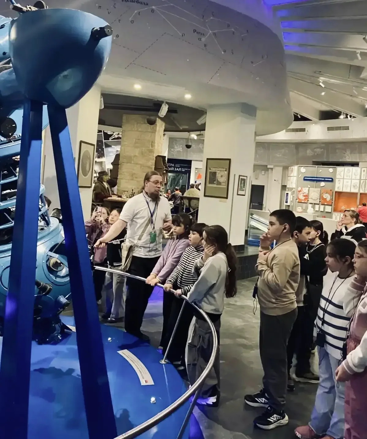 🚀Ученики 2 «Б» и 2 «В» классов посетили Московский планетарий.   Ребята осмотрели экспозицию музея, 