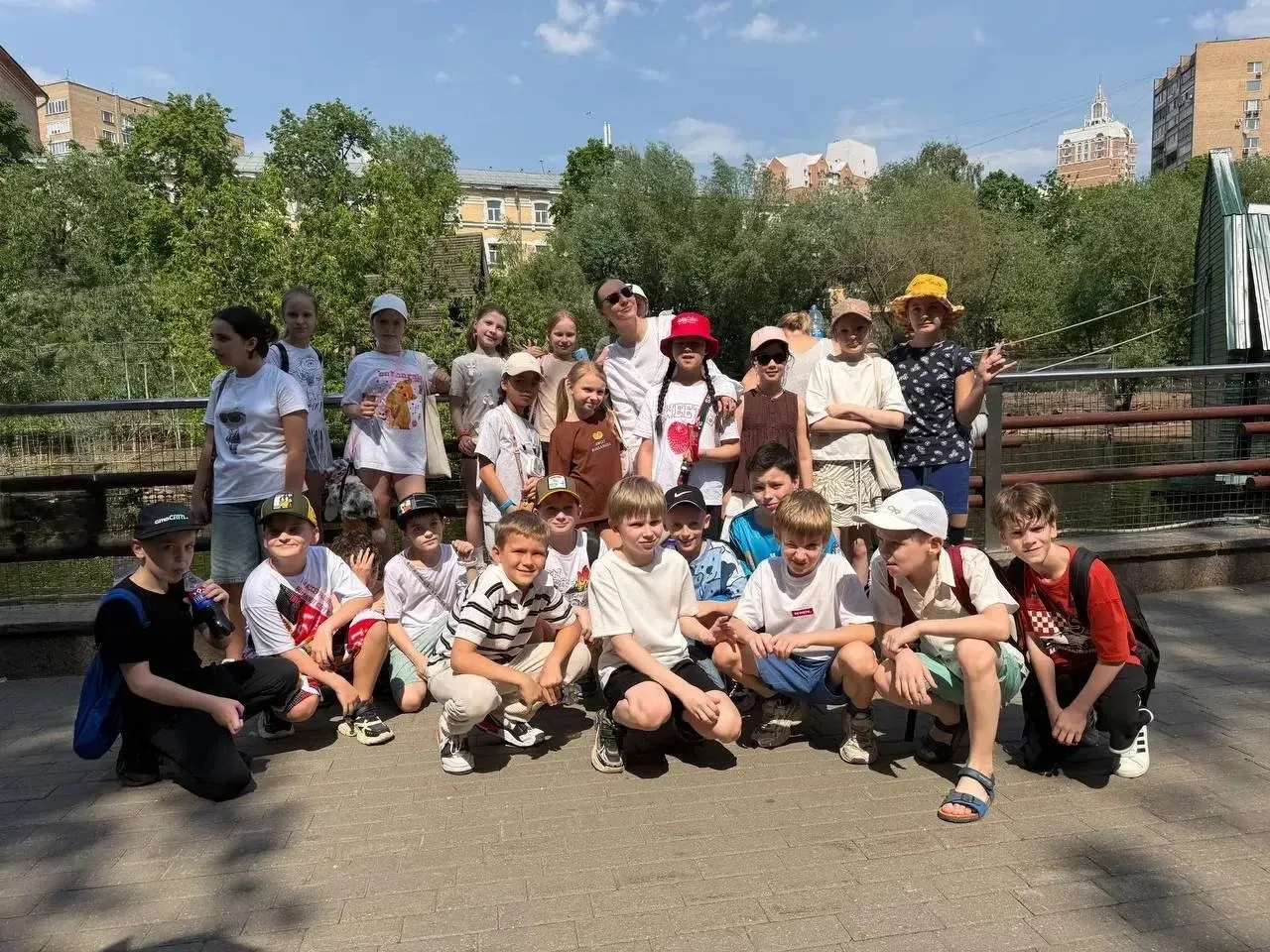 В гости к пушистикам 🥰  🔝 Завершить учебный год прогулкой в Зоопарке — отличная идея!  👣 Вчера наши 