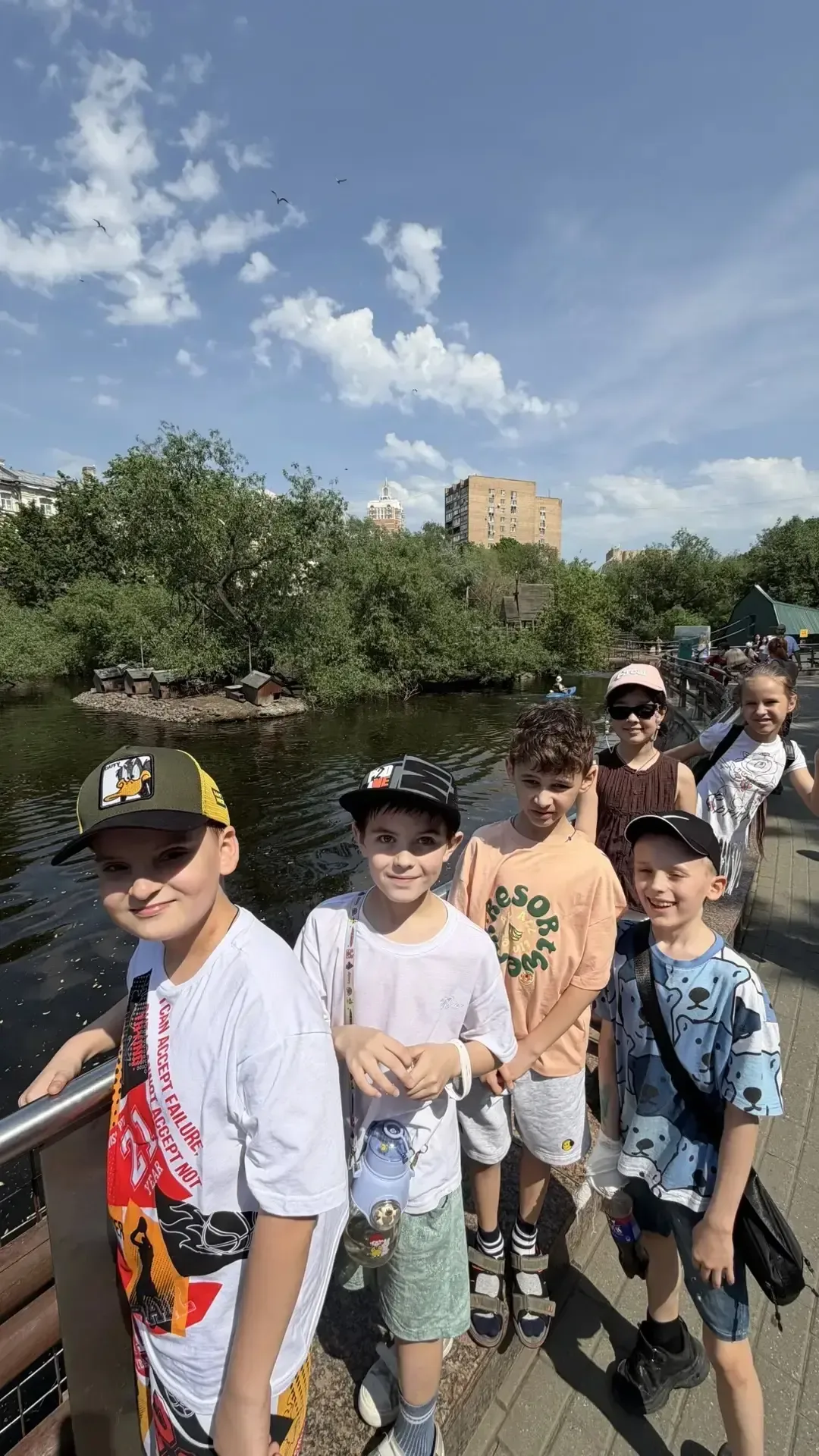 В гости к пушистикам 🥰  🔝 Завершить учебный год прогулкой в Зоопарке — отличная идея!  👣 Вчера наши 