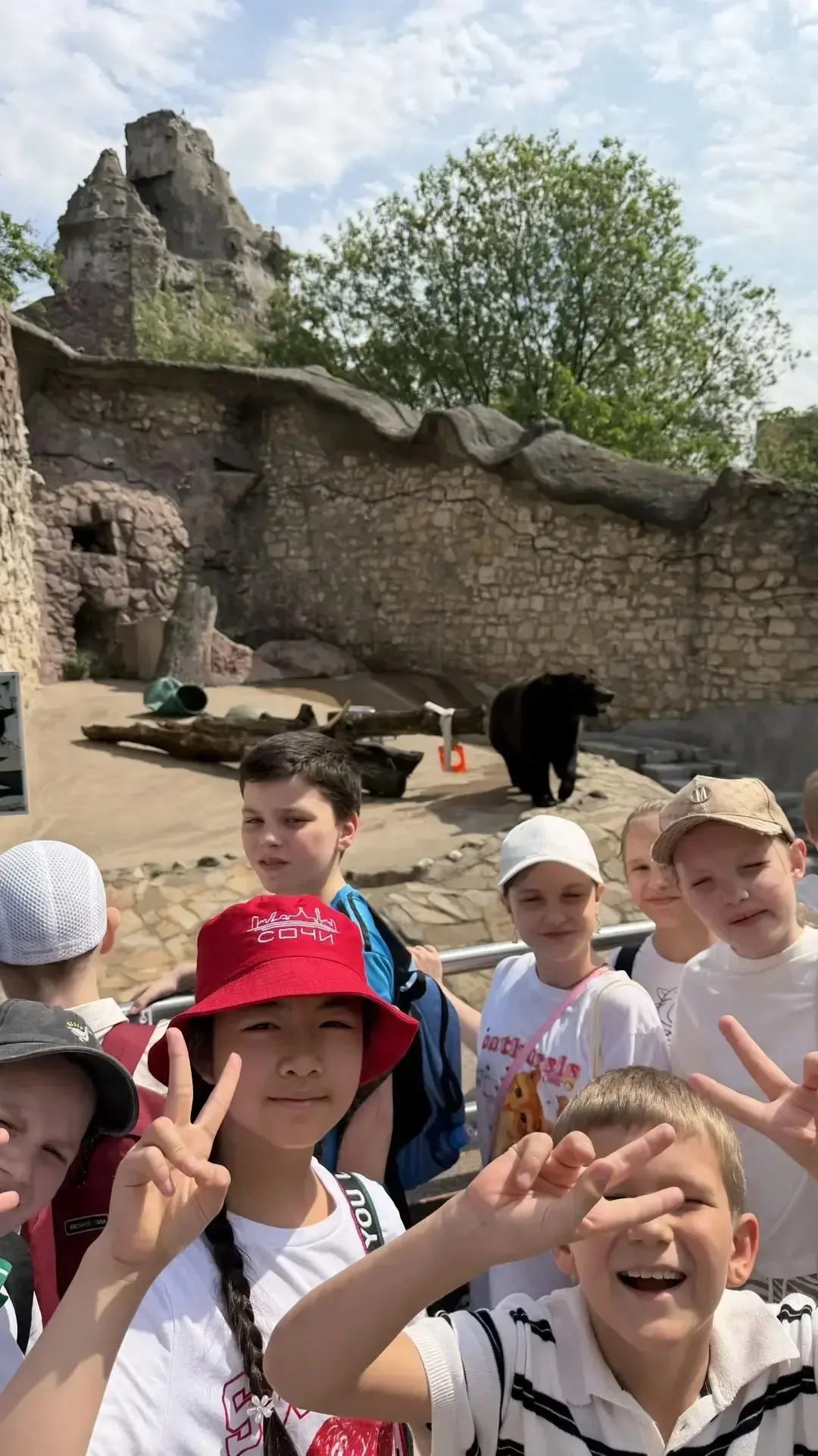 В гости к пушистикам 🥰  🔝 Завершить учебный год прогулкой в Зоопарке — отличная идея!  👣 Вчера наши 