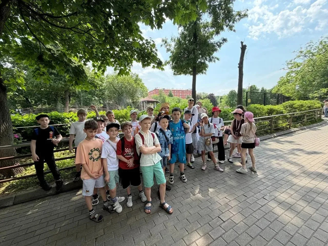 В гости к пушистикам 🥰  🔝 Завершить учебный год прогулкой в Зоопарке — отличная идея!  👣 Вчера наши 