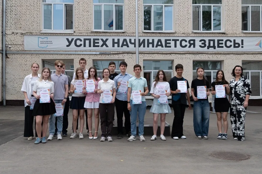 Торжественная линейка 🤩  🔥 На этой неделе мы чествуем отличников, победителей и призеров интеллектуа
