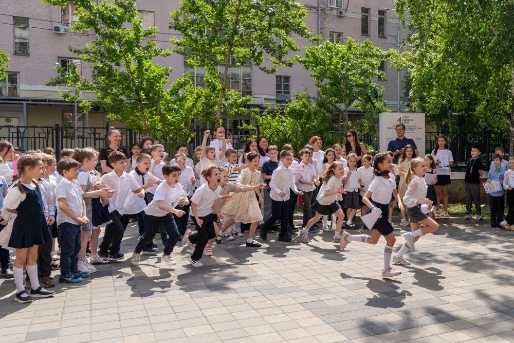 Торжественная линейка 🤩  🔥 На этой неделе мы чествуем отличников, победителей и призеров интеллектуа