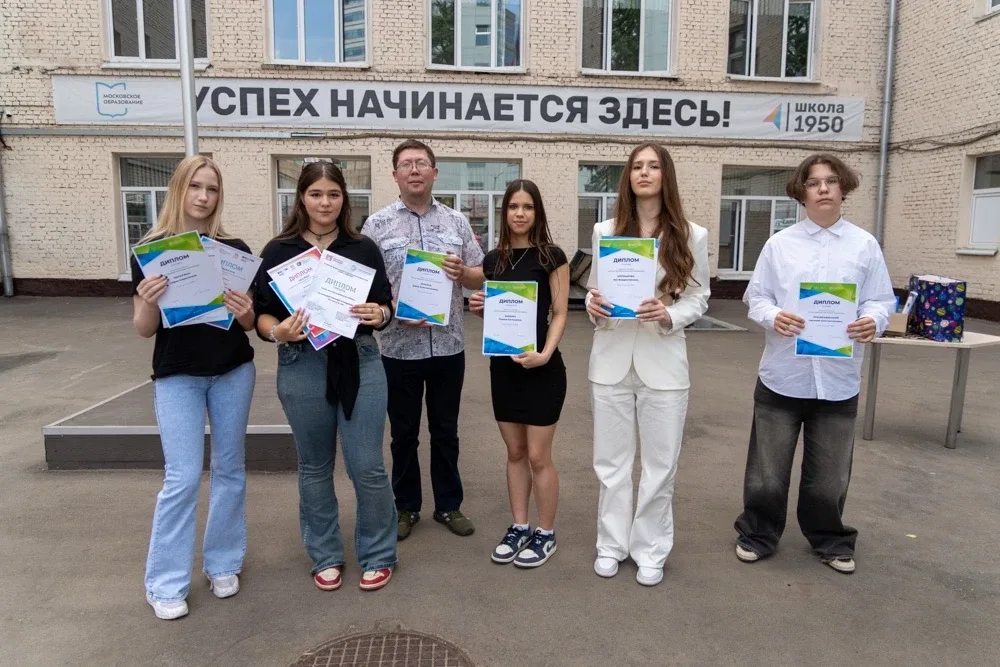 Торжественная линейка 🤩  🔥 На этой неделе мы чествуем отличников, победителей и призеров интеллектуа