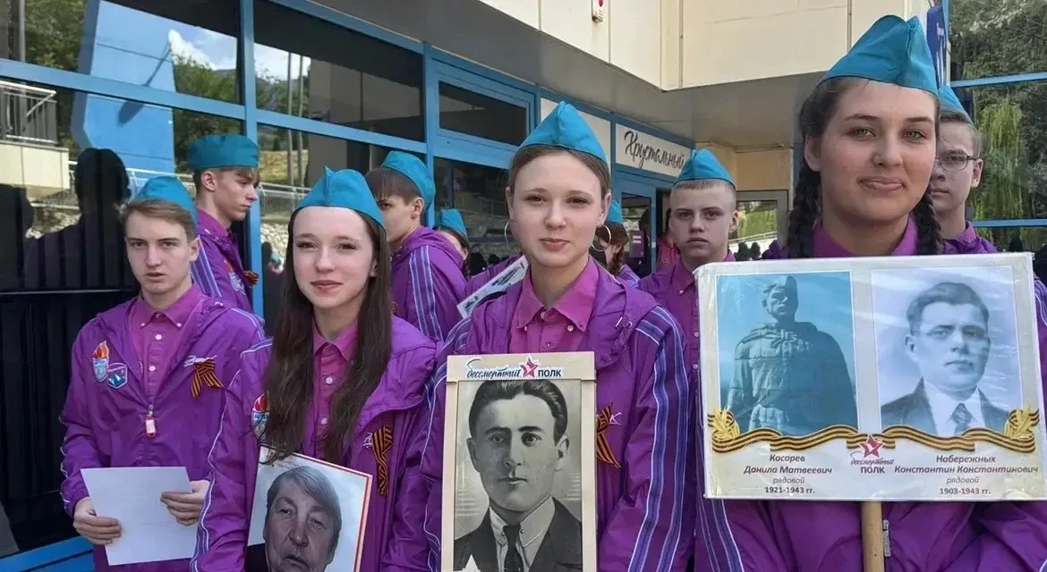 «Авангард — моя траектория» 🇷🇺  Юнармейцы отряда «Авангард», учащиеся 8 класса Полина, Виктория и Ан
