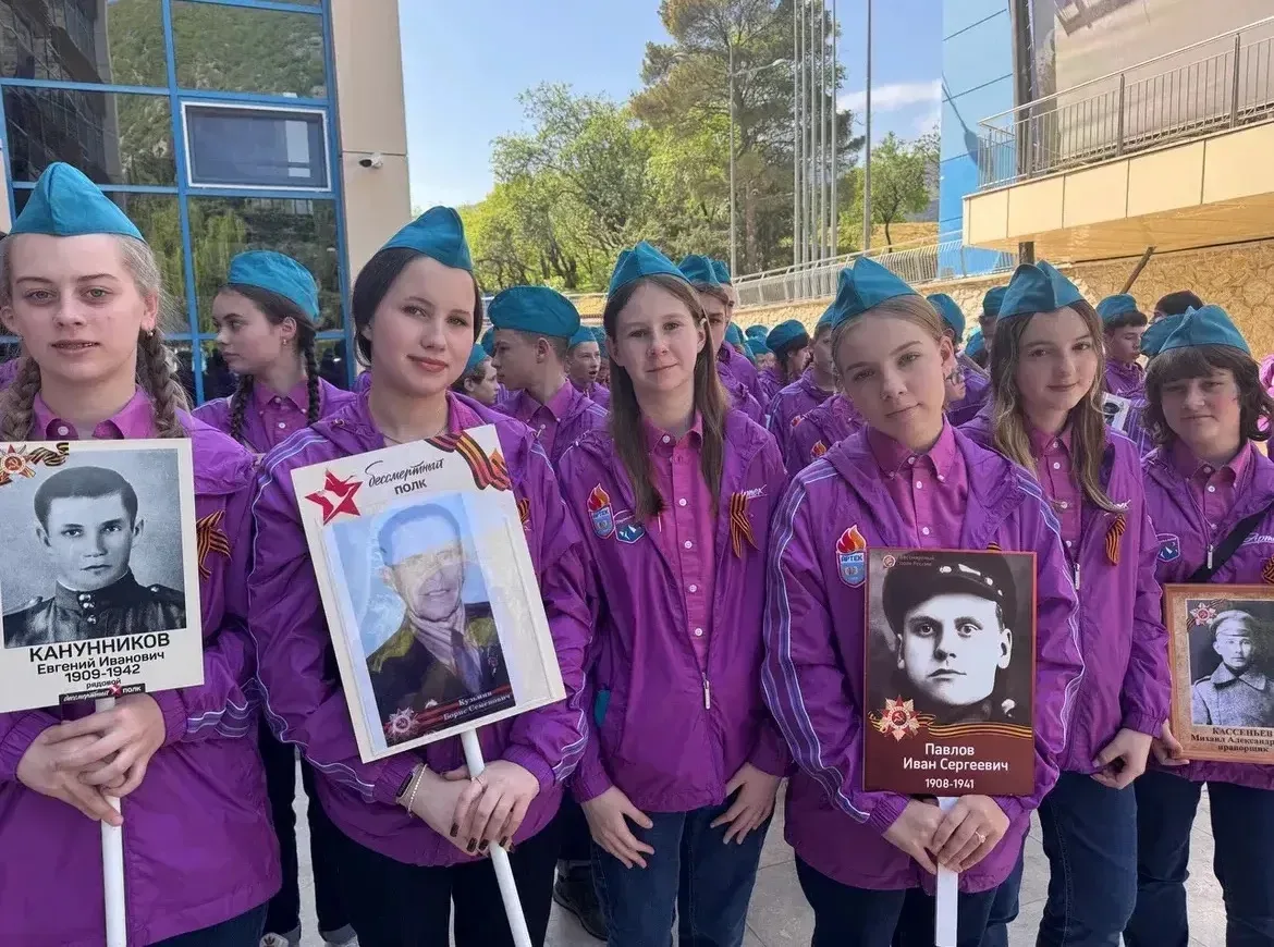 «Авангард — моя траектория» 🇷🇺  Юнармейцы отряда «Авангард», учащиеся 8 класса Полина, Виктория и Ан