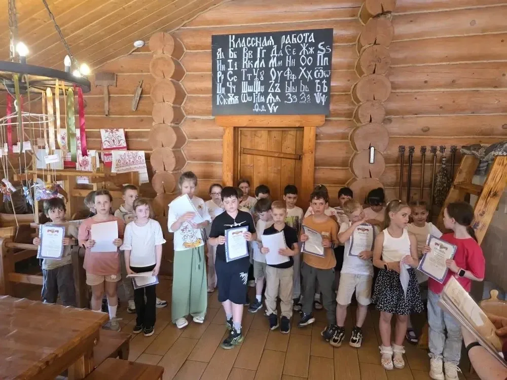 На связи наши второклассники!☀️Ребята передают привет и рассказывают, как ярко завершился их учебный