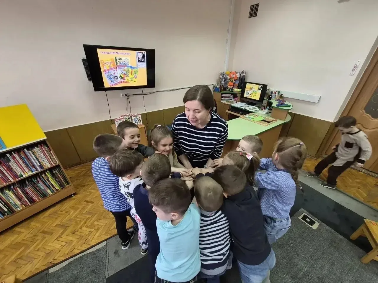 Малыши в библиотеке 📚    ☀️🐝Наши дошколята из корпусов «Лучик» и «Пчелка» вновь отправились в библио