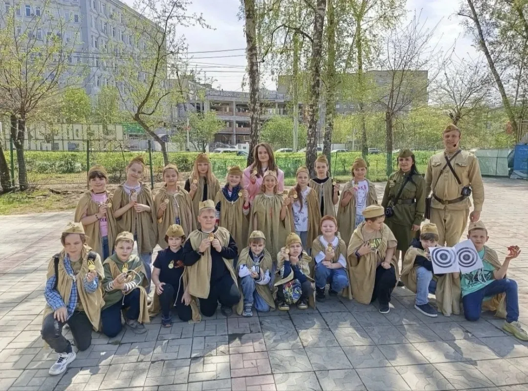 8 мая ученики 3 «Д» класса побывали на экскурсии «Два фронта – одна победа».   Ребята возложили цвет