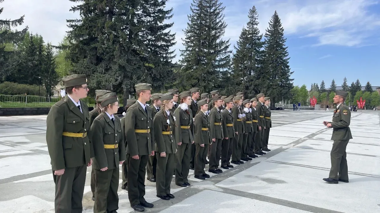🇷🇺 Честь. Память. Гордость.   Сегодня, 10 мая, юнармейцы и активисты нашей гимназии несли Почётную в