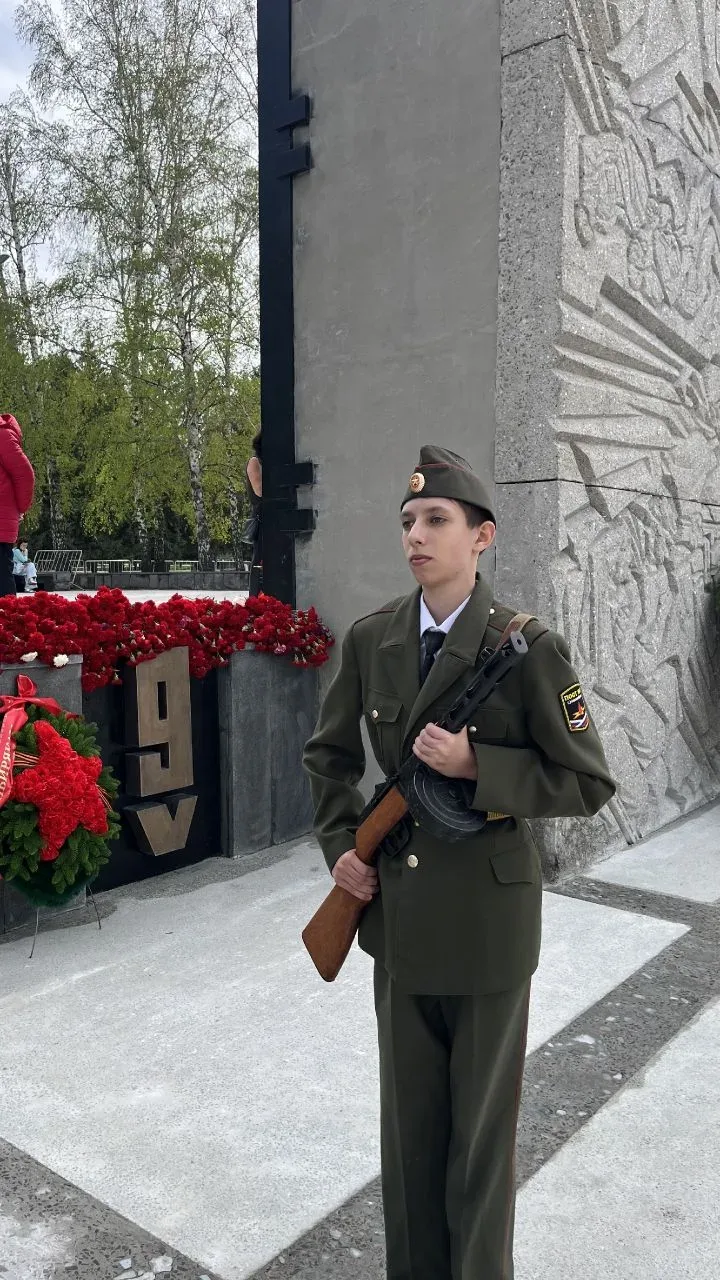 🇷🇺 Честь. Память. Гордость.   Сегодня, 10 мая, юнармейцы и активисты нашей гимназии несли Почётную в