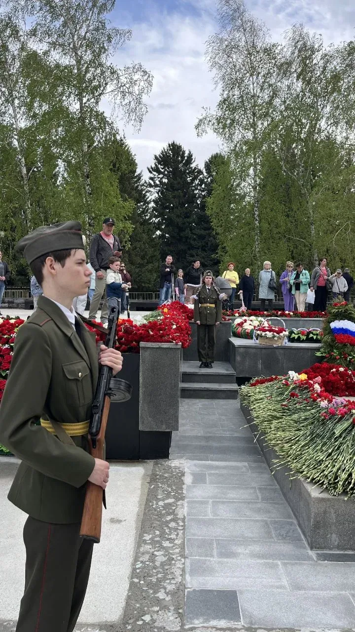🇷🇺 Честь. Память. Гордость.   Сегодня, 10 мая, юнармейцы и активисты нашей гимназии несли Почётную в