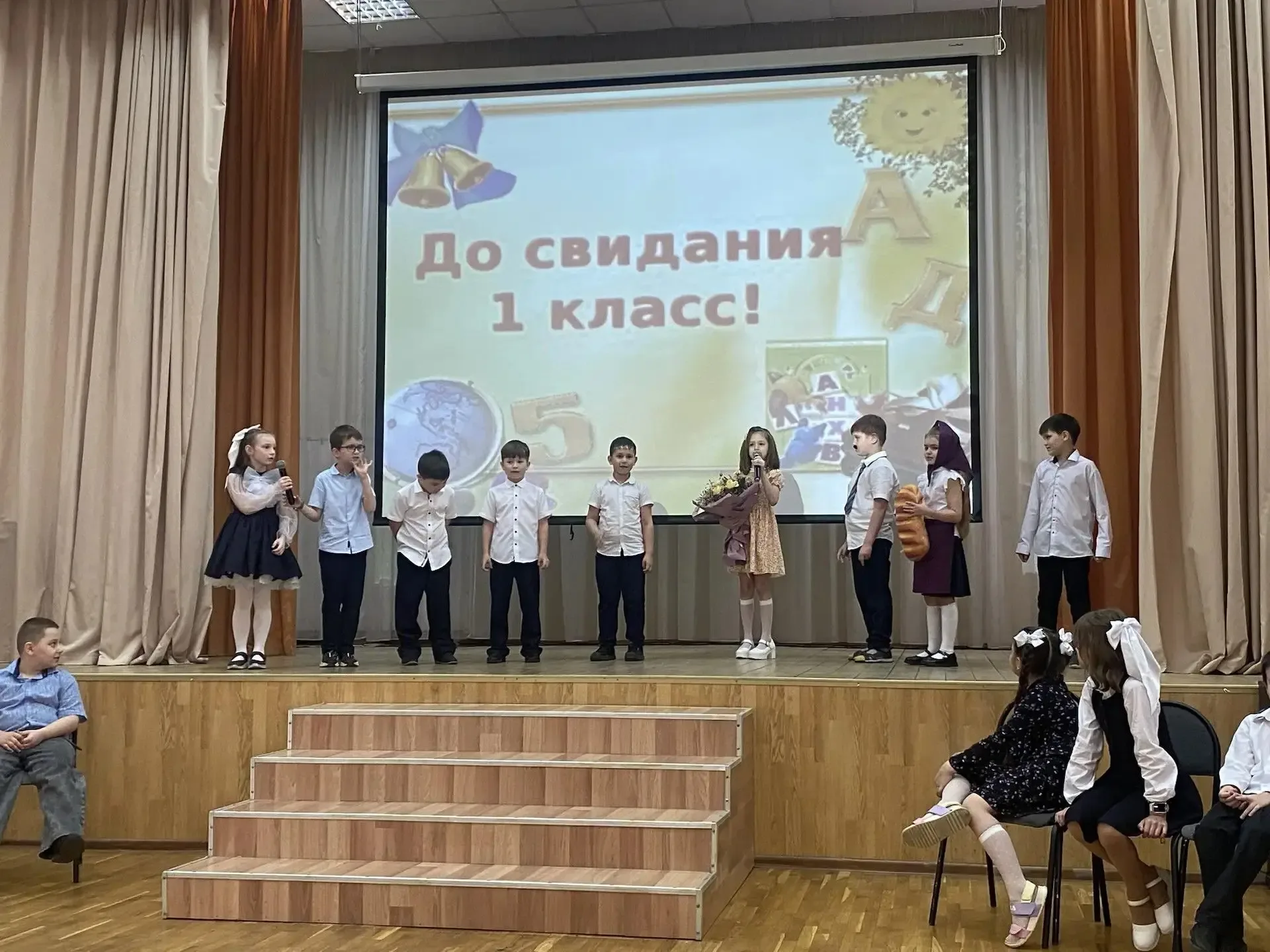 🎒✨ Первый класс, в первый раз!  Год назад вы впервые переступили порог школы, робко держа в руках бу