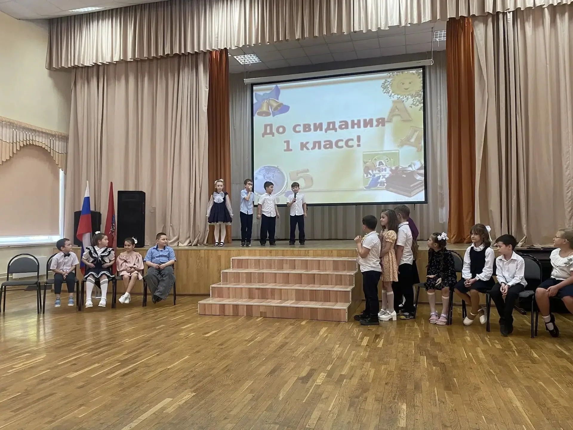 🎒✨ Первый класс, в первый раз!  Год назад вы впервые переступили порог школы, робко держа в руках бу