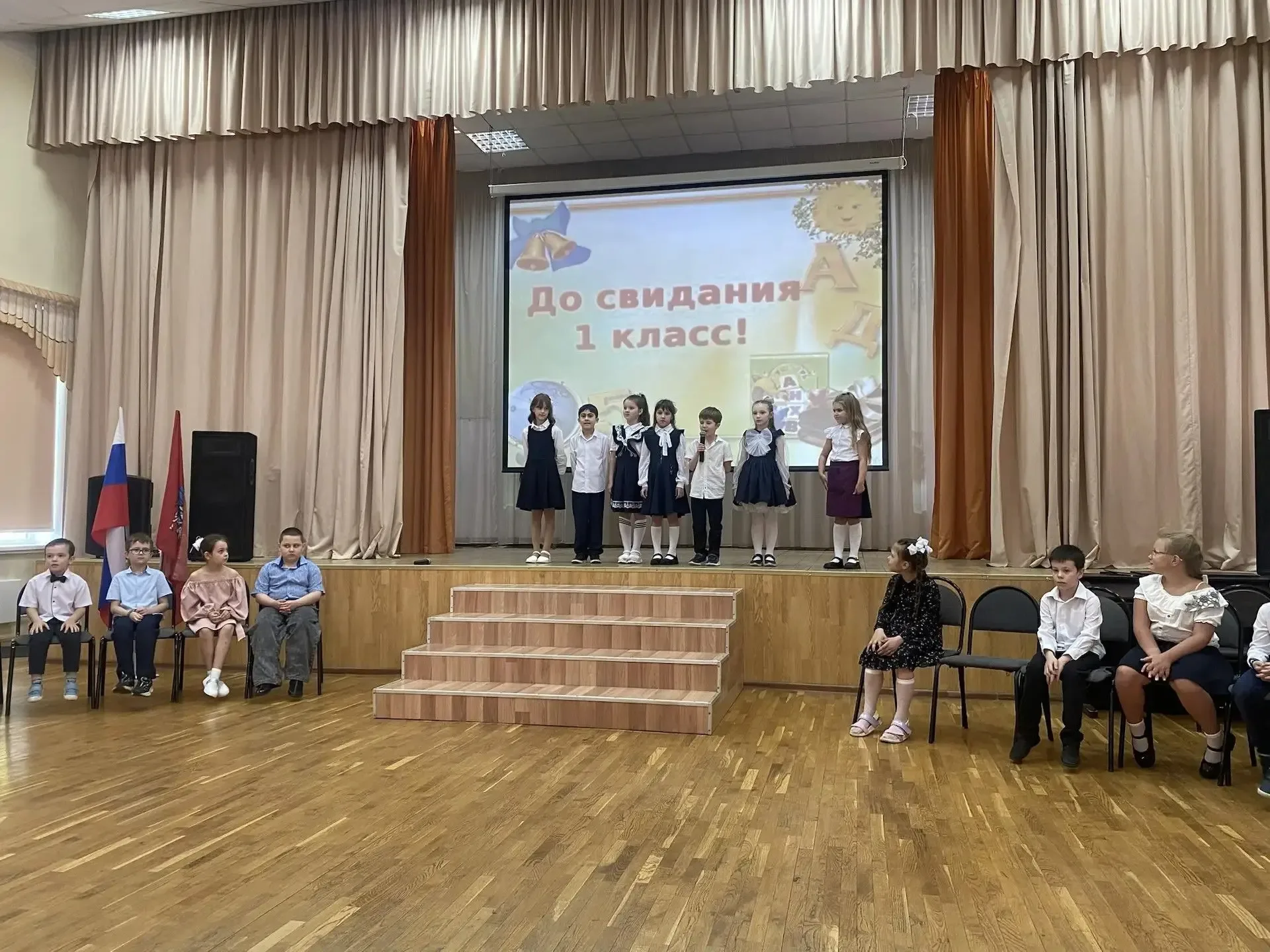 🎒✨ Первый класс, в первый раз!  Год назад вы впервые переступили порог школы, робко держа в руках бу