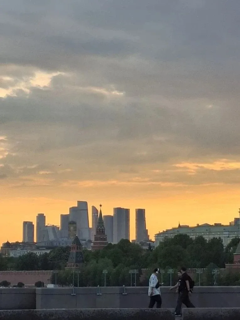 ✨ Вечерняя прогулка по Москве: 7-е классы открывают город с новой стороны! ✨  Наши семиклассники отл