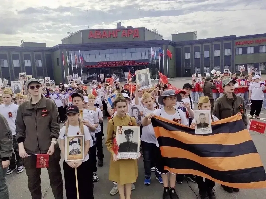 В центре «Авангард» в рамках смены «Юные патриоты Подмосковья» прошло шествие «Бессмертного полка», 