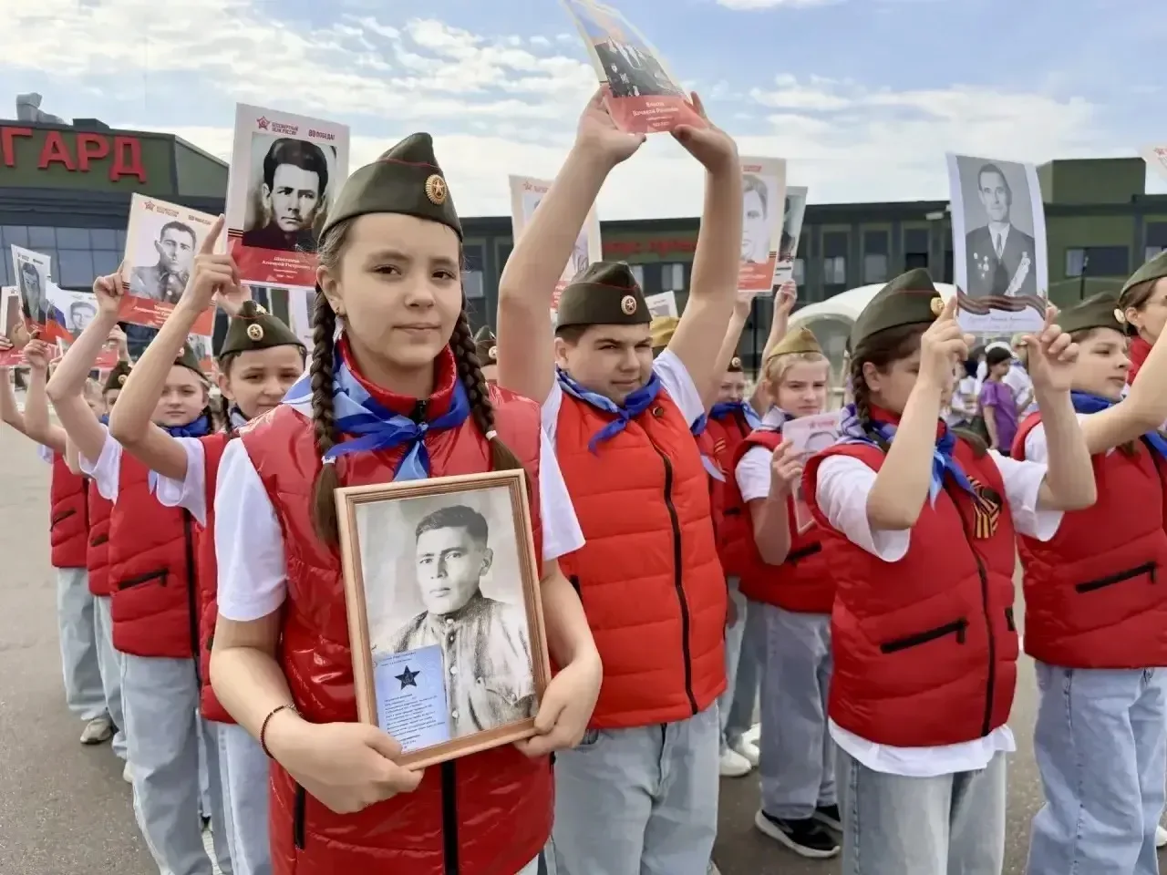 В центре «Авангард» в рамках смены «Юные патриоты Подмосковья» прошло шествие «Бессмертного полка», 