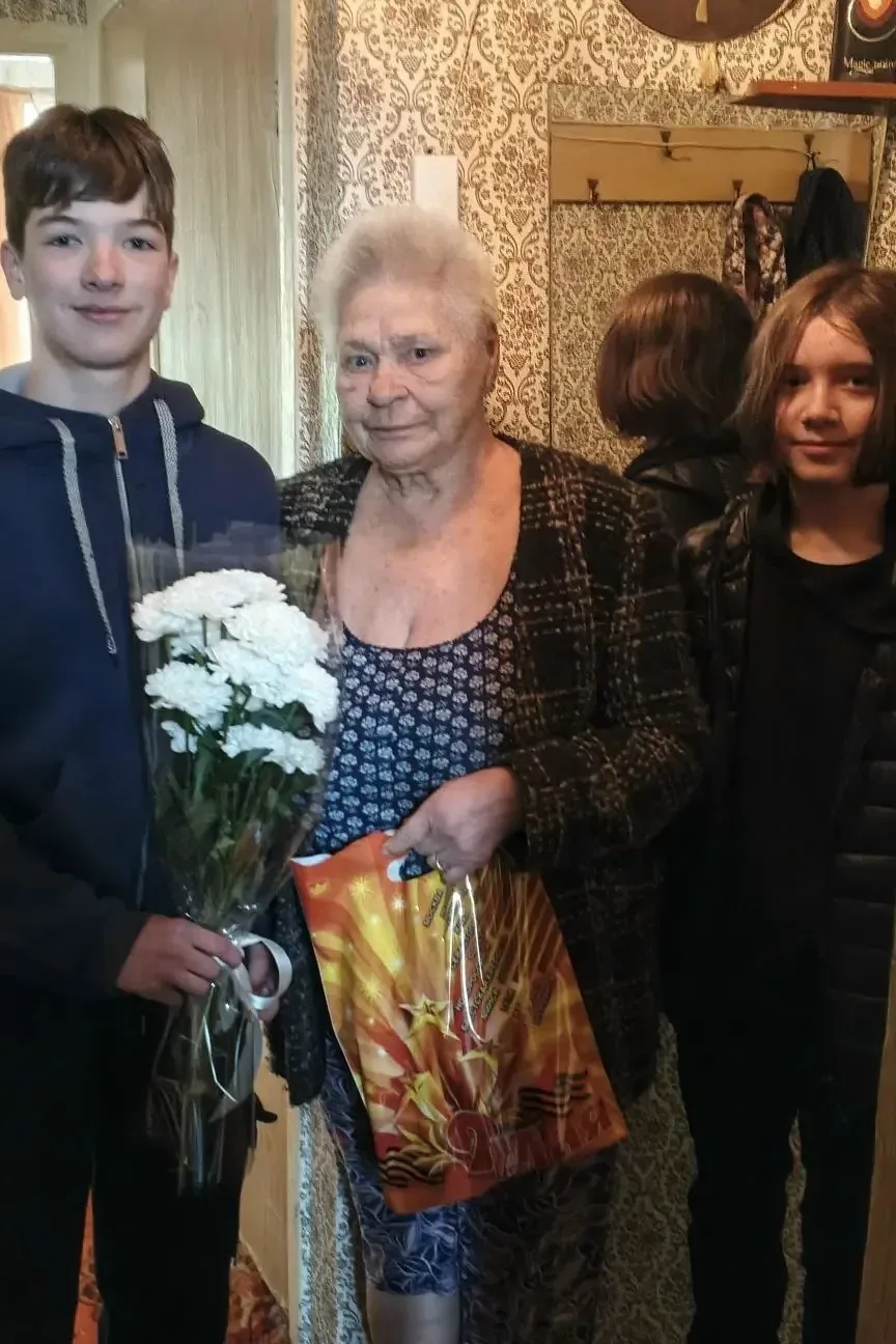 Обучающиеся 6"В"класса (кл.руководитель Леонова О.Ю.) поздравили с Днём Победы Кузнецову Аллу Тимофе