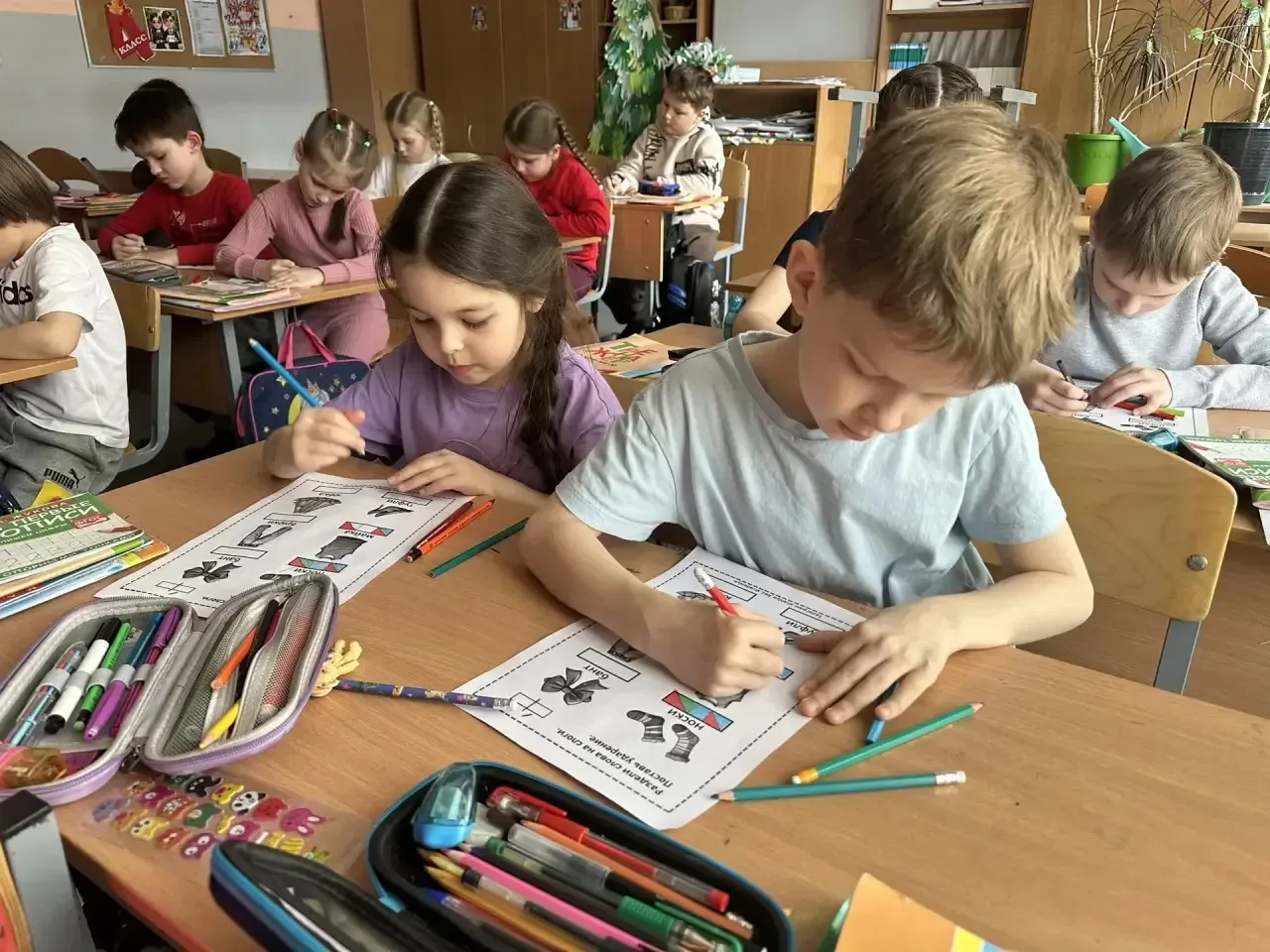 Будущие первоклассники 🎒  Ребята-дошкольники делают первые уверенные шаги к школьной жизни, и мы с р