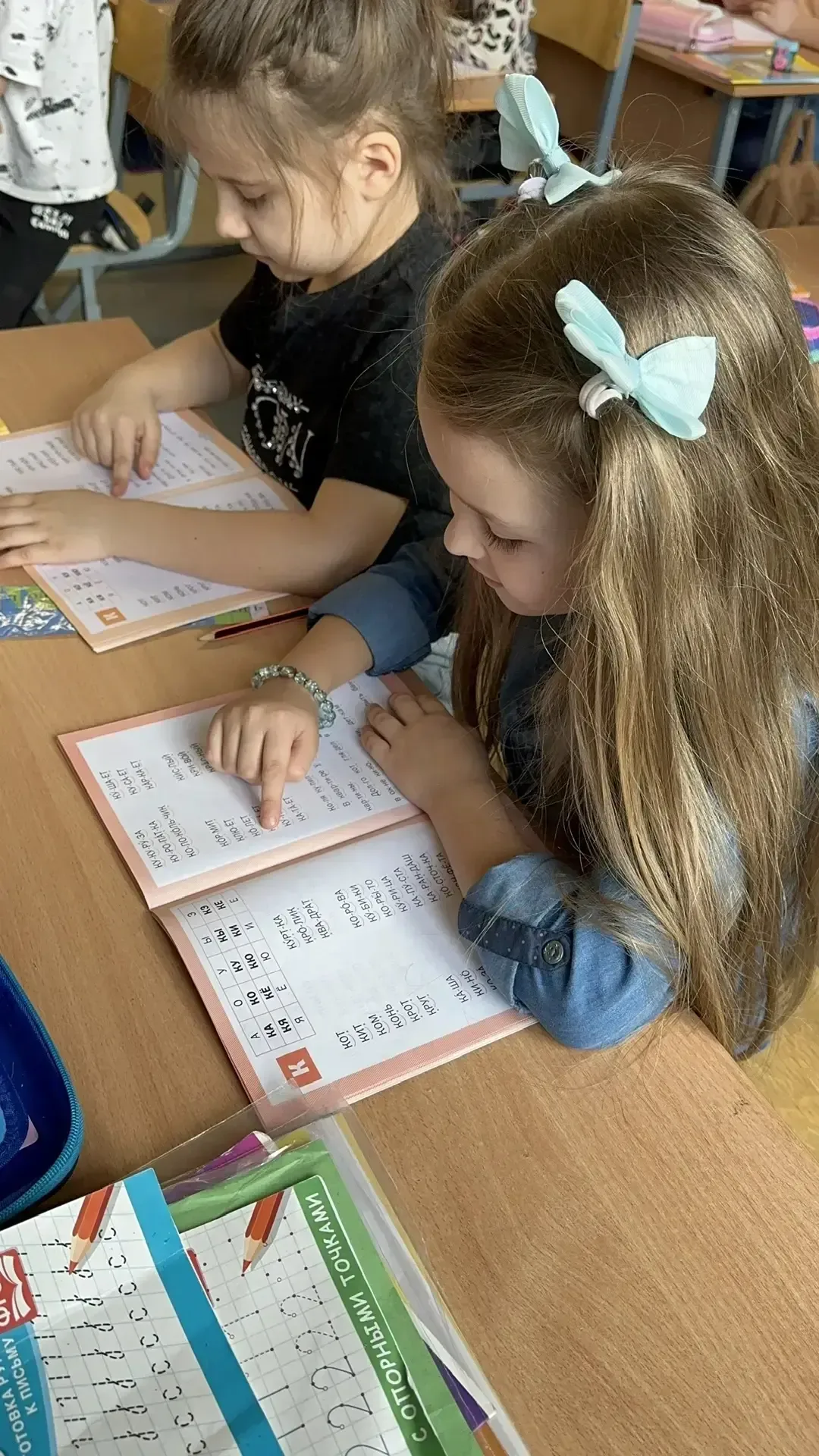 Будущие первоклассники 🎒  Ребята-дошкольники делают первые уверенные шаги к школьной жизни, и мы с р